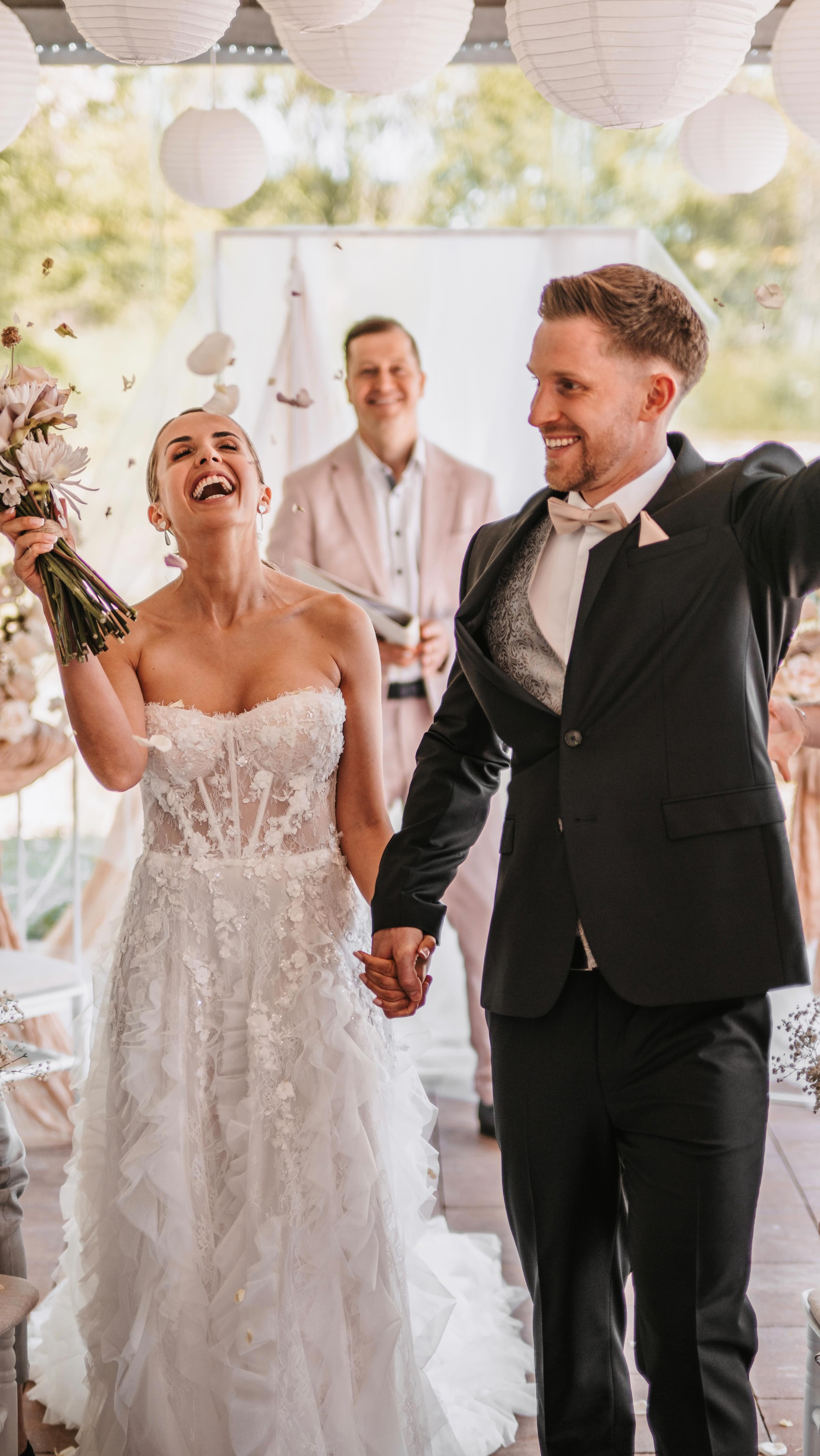 Highlightfilm ✨ Was ihr hier seht, ist ein ganz kleiner Zusammenschnitt aus einem Highlight-Film, den ich für ein unfassbar schönes Paar machen durfte. Der Originalfilm ist natürlich länger – aber ich wollte euch einen kurzen Einblick geben, wie viel Magie in Bewegtbild stecken kann. ✨🎥
Fotos sind zeitlos – aber ein Video? Das bringt alles nochmal zurück. Die Stimmen. Die Blicke. Die Tränen. Das Lachen. All das, was zwischen den Bildern passiert, lebt in einem Highlight-Film weiter. Und genau deshalb liebe ich es, beides zu verbinden: Foto und Film. ❤️
Wenn ihr euch zu euren Fotos auch so einen Film wünscht – schreibt mir gern. Ich begleite euch nicht nur mit der Kamera, sondern mit ganzem Herzen.
____
#Hochzeitsfilm #HighlightFilm #Hochzeitsvideo #WeddingVideographer #FotoUndFilm #Hochzeitsfotografin #VideografieMitGefühl #Liebesfilm #EureGeschichte #EmotionenFürImmer #WeddingHighlight #VerliebtVerlobtVerfilmt #Heiraten2025 #WeddingMemories #LoveCaptured #CinematicWedding #Hochzeitsinspo #Brautpaar2025 #ErinnerungenFürsLeben
____
Orga & Location: @feierwerk.obm
Brautmode: @ohyes_bridal
Herrenausstatter: @fruehauf_freystadt_neumarkt
Mobilar: @myevent.group
Deko & Floristik: @plazaestetica.wedding
Torte & Sweets: @stodltorten
Papeterie: @monis_bastelliebe
Goldschmiede: @goldschmiedemaluche
Trauredner: @herzgeschichten.weddings
Weddingplaner:@hochzeitsplanung.kerstinfranke
Fotospiegel: @fotobox_design_dambietz
Haare & Make-up: @ninabachhuber.makeupartist
Couple: @modelcouple_nurwir