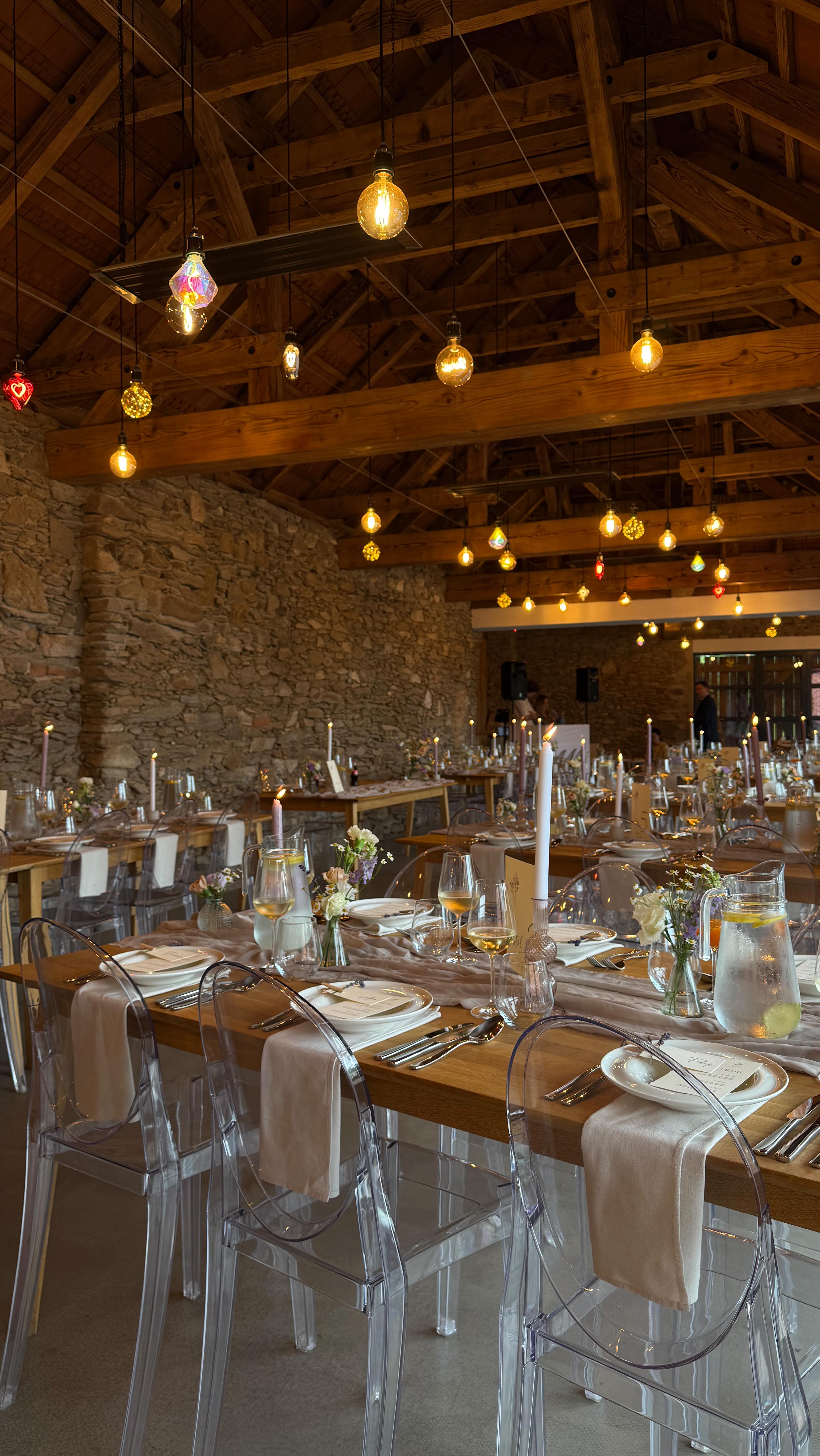 Mary & Marko a jejich den D ✨
Koordinace, dekorace, květiny, tiskoviny: @autentika_cz
Místo: @stateksmrciny
Kapela: @coupleofsounds
Catering: @meatart.cz
Sladké, dortík: @teribakery_