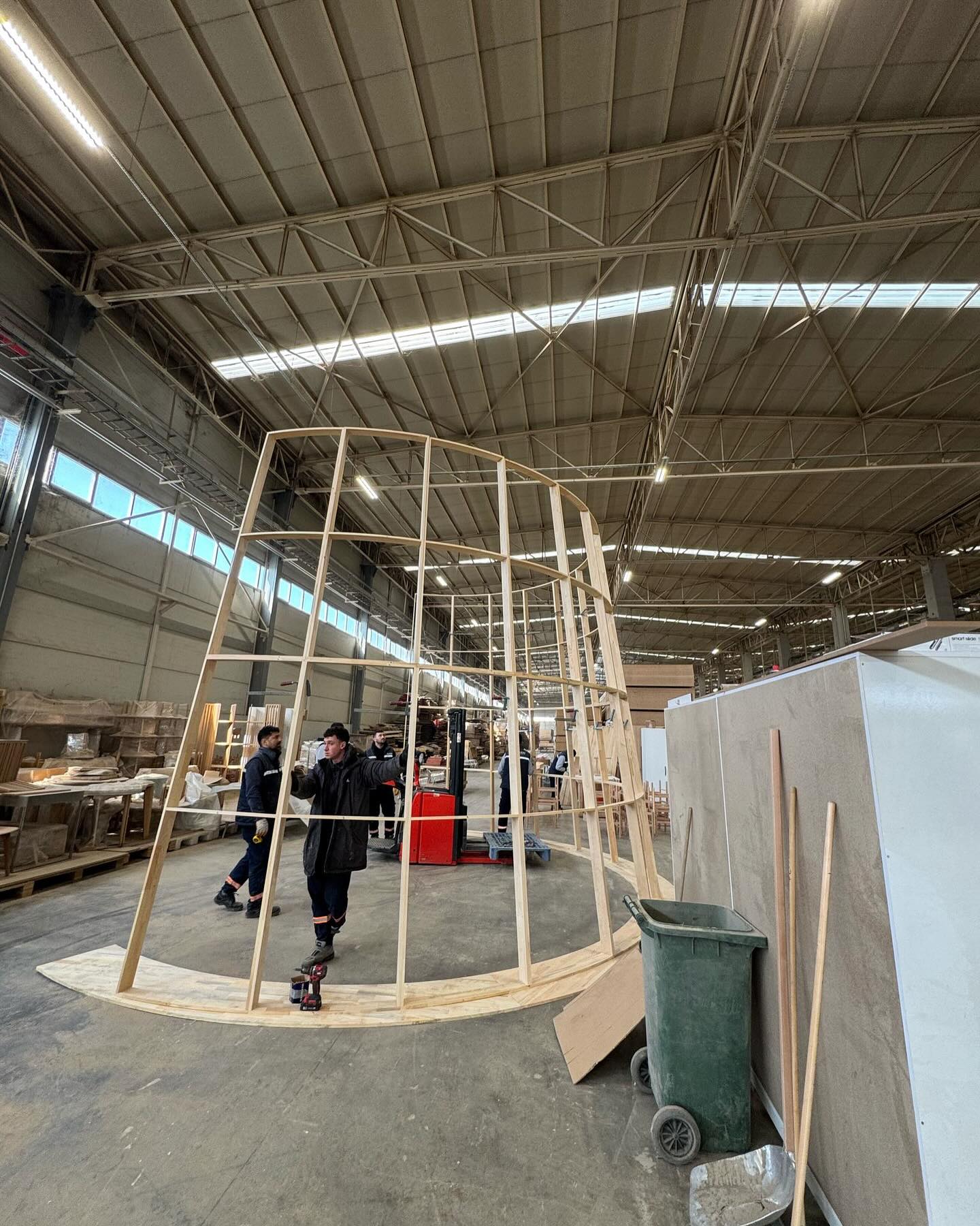 I don’t want to just say “our sponsors” — I want to say our supporters for sure! @forni_official @iamibrahimkilic @banuucak has been with us from day one. Even when the pavilion’s design went through changes and challenges:), they stuck with us all the way. Honestly, I can’t imagine pulling off something this ambitious without their support.
The core of the pavilion was our first attempt at a super light earthen structure — wooden structure covered with textile, clay, and earth. And yes, we actually did it! I’m beyond grateful to everyone who made this happen: our supporters, the amazing carpenters, art handlers, assistants, and of course @earth.mono @iksv_istanbul
It took a huge amount of work, but we all believed in the liveliness of earth — and hoped that its entangled spirit would be contagious. We also have to mention gratefully who created vibrations and sound installation in the “in” @michaelakstaller ! @turkiyepavilion.venice