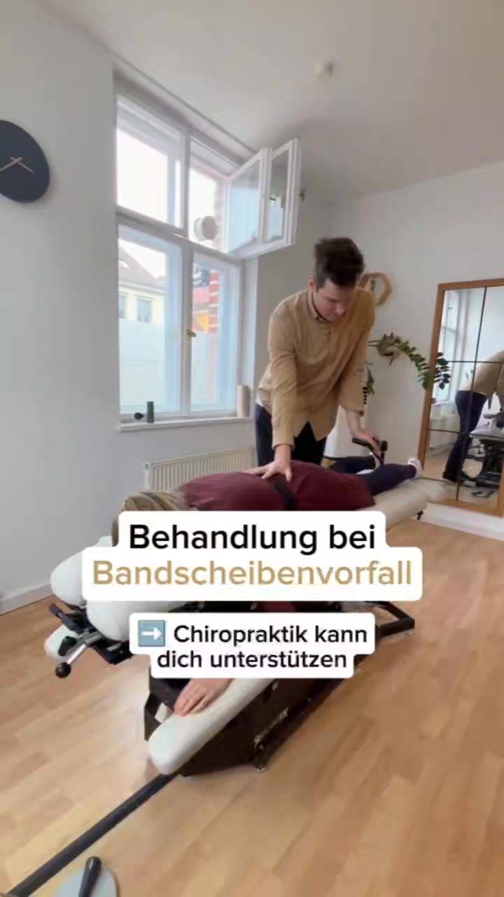 Wir erleben in der Praxis öfters, dass die Diagnose Bandscheibenvorfall für viele Patient:innen zunächst bedrohlich klingt– und das ist verständlich.
Doch wichtig zu wissen ist: In den meisten Fällen bedeutet ein Bandscheibenvorfall nicht automatisch eine Operation oder lebenslange Einschränkungen.
Chiropraktik kann dir dabei helfen, die Beschwerden richtig einzuordnen, die Beweglichkeit mit gezielten Techniken zu verbessern und durch individuell abgestimmte Übungen spürbare Entlastung zu schaffen.
Unser Ziel ist nicht das „Einrenken“, sondern das gemeinsame „Verstehen und Verbessern“. 😊
📍 ChiroDynamik Potsam
🗓️ Buche deinen Termin über den Link in der Bio oder schreibe uns eine DM!
CHIROPRATIK CHIROPRAKTOR GESUNDHEIT PRAXIS BANDSCHEIBENVORFALL
#Chiropraktik #Schmerzfrei #Gesundheit #Beweglichkeit #chirodynamikpotsdam #wohlbefinden #chiropraktor #chiropraktiker #chiropraktikpraxis #rückenschmerzen #manuelletherapie #chirodynamik #bandscheibenvorfall