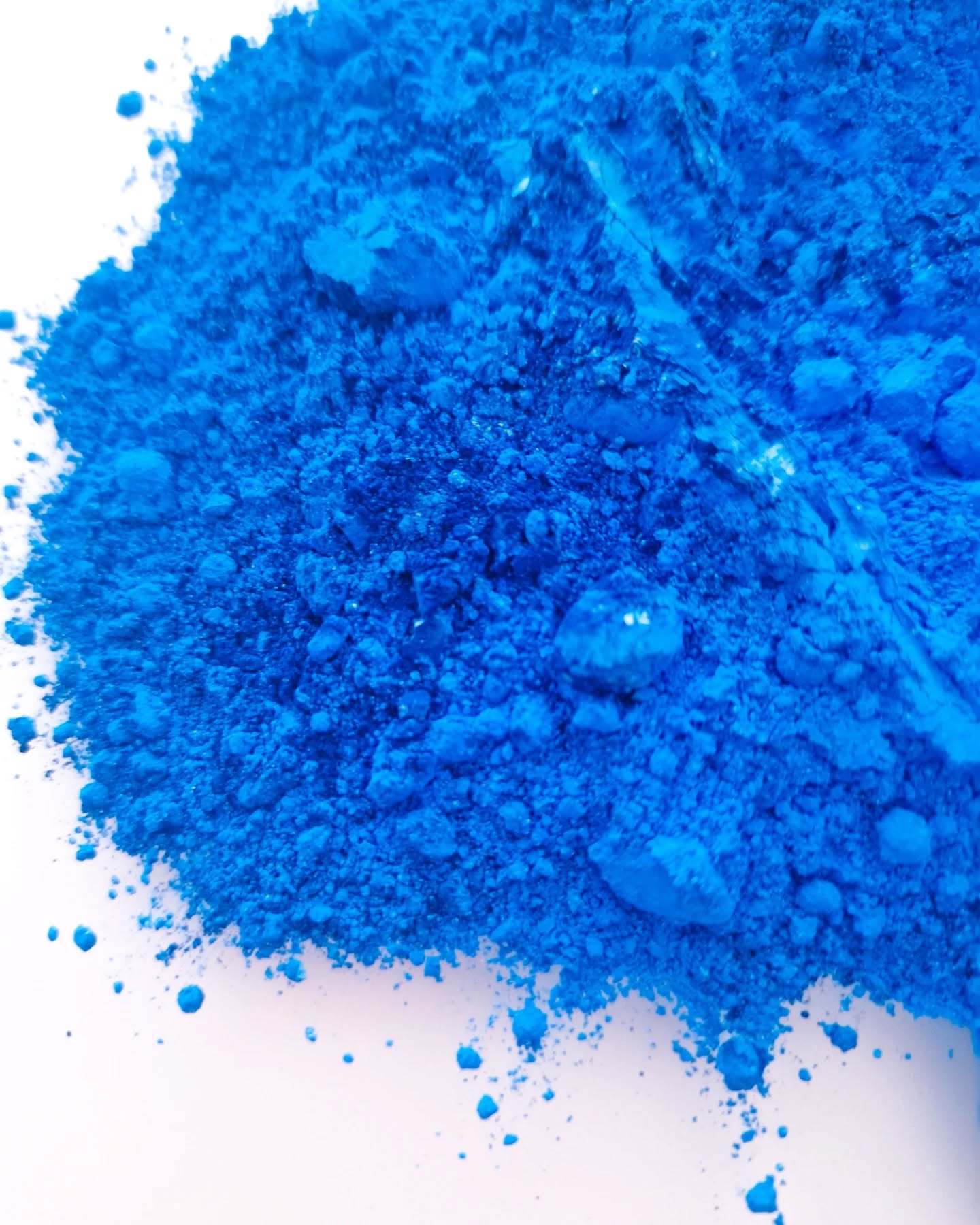 J'ai fait le #dtiys de @tartetatinmj mais il faut regarder la deuxième image parce que sur la première je vous tease le bleu de @elisefrancisse
Vous n'en demandiez pas tant, n'est ce pas ? 🤣
Plus sérieusement, j'ai pris mon week end et embarqué avec moi uniquement mon ipad pour m'obliger à ne pas travailler / travailler le moins possible et prendre du temps pour dessiner un peu (comme vous le savez je n'arrive plus à avoir ces moments 😅)
Et comme on en discutait dans la semaine avec @maurane.do, la créativité nourrit la créativité et comme je suis à cours de créativité et d'imagination quand il s'agit de dessiner, je me suis dit que c'était l'occasion de bosser ma technique: en me cassant les dents sur l'illu de tartetating qui m'a obligé à travailler le lumière 😅 je sais que j'ai beaucoup foirax mais je n'ai plus assez de recul pour voir alors je m'arrête là🥲
N'hésitez pas à passer sur son compte pour voir l'image originale et vous lancer vous aussi dans ce challenge ce week end !
Et si vous en avez un autre à me recommander pour mon week end dessin, je prends, je checkerai dans les commentaires ☺️
Les couleurs d'Elise sont toutes en séchage, et seront disponible très bientôt ! 👀