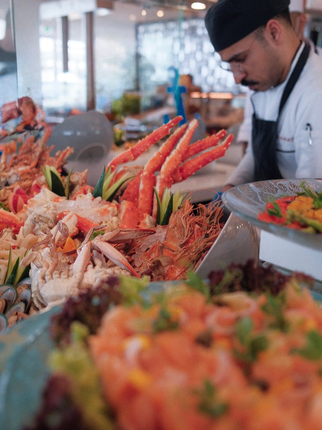 Dive into flavor at the Seafood Market! Every Friday from 1:00 PM to 4:00 PM at The Waterfront Kitchen.
Choose your fresh catch and let our chefs cook it your way.
SAR 400 per person | Kids under 10 eat for free.
اكتشفوا نكهات البحر في سوق المأكولات البحرية كل يوم جمعة من الساعة 1:00 ظهرًا حتى 4:00 عصرًا في ذا ووترفرونت كيتشن.
اختاروا صيدكم الطازج ودعوا طهاتنا يبدعون بتحضيره على طريقتكم.
٤٠٠ ريال للشخص | الأطفال دون ١٠ سنوات مجانًا