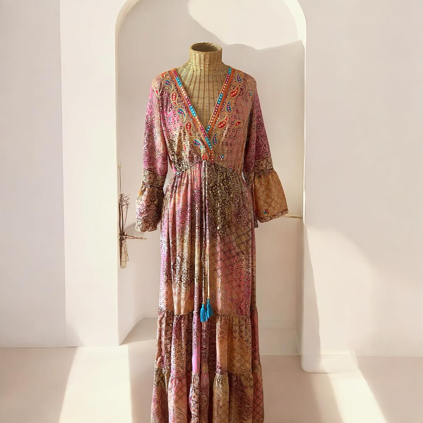 Maxikleid in Rosé-Gold mit Stickerei & Boho-Print
• Langer, fließender Schnitt mit Tunnelzug
• Aufwändige Stickerei & Pailletten entlang des Ausschnitts
• Leichte Volantärmel für eine verspielte Silhouette
• Farbige Quasten als Blickfang #BohoKleid #Maxikleid #RosaKleid #BohemianStyle #BohoVibes
#FestivalLook #BohoFashion #Damenmode #EthnoChic
#HandpickedStyle #Neueröffnung #BohoLiebe #Sommervibes
#RomanticStyle #ColorfulBoho