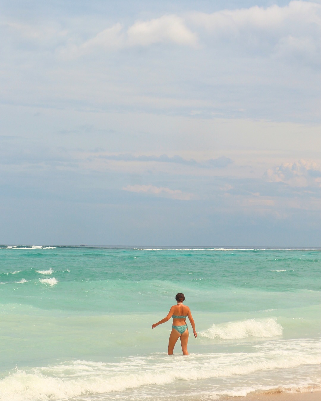 When you live somewhere tropical — where the sun is strong, the breeze is warm, and you’re never too far from the sea — your relationship with beauty starts to shift.
You stop worrying about staying “perfect” all the time. You begin to notice how good it feels to simply be — bare-faced, sun-kissed, skin a few shades deeper than it was last month.
Your hair gets lighter, and messier. Your skin gets darker. And slowly, you stop fighting it. You just let yourself change with the weather — and it starts to feel natural.
Beauty becomes less about controlling every detail, and more about how you feel in your body at the end of the day. Tired in a good way. Skin warm from the sun. A little salty, a little soft.
And yes — your body still needs care. Not to fix anything, but to stay connected. A quiet moment with your skin after the sun sets. A way to return to yourself.
Let the sun shape you. Let the care ground you. There’s beauty in change — and you’re allowed to feel it all ☀️🐚🐢