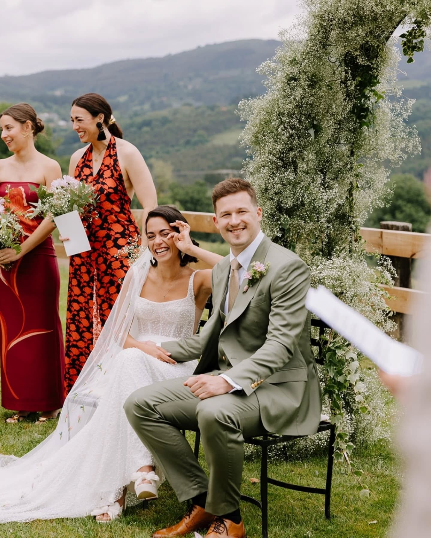 Conocí a Violeta y Simon una tarde de mayo del año pasado en Sevilla. Paseamos por los rinconcitos más bonitos de la ciudad, hicimos unas fotos para el recuerdo pero sobretodo nos reímos un montón. Y el sábado pasado volvimos a coincidir en @palaciohorkasitas para celebrar su boda. Todavía me acuerdo de cómo se miraron durante toda la ceremonia y lo bonito que se quieren. Un día de sonrisas y lágrimas pero todas de felicidad.
Eskerrik asko también a todo el equipo por su gran trabajo! Ojalá volvamos a coincidir pronto!
@violetatorres11
@kirkhamming
@vintagebodas
@palaciohorkasitas
@oyster.eventos
@elatelierfloraldemarta
@irenehalley_
@iamenredada
@bybarbararivas
@hada.cadabra