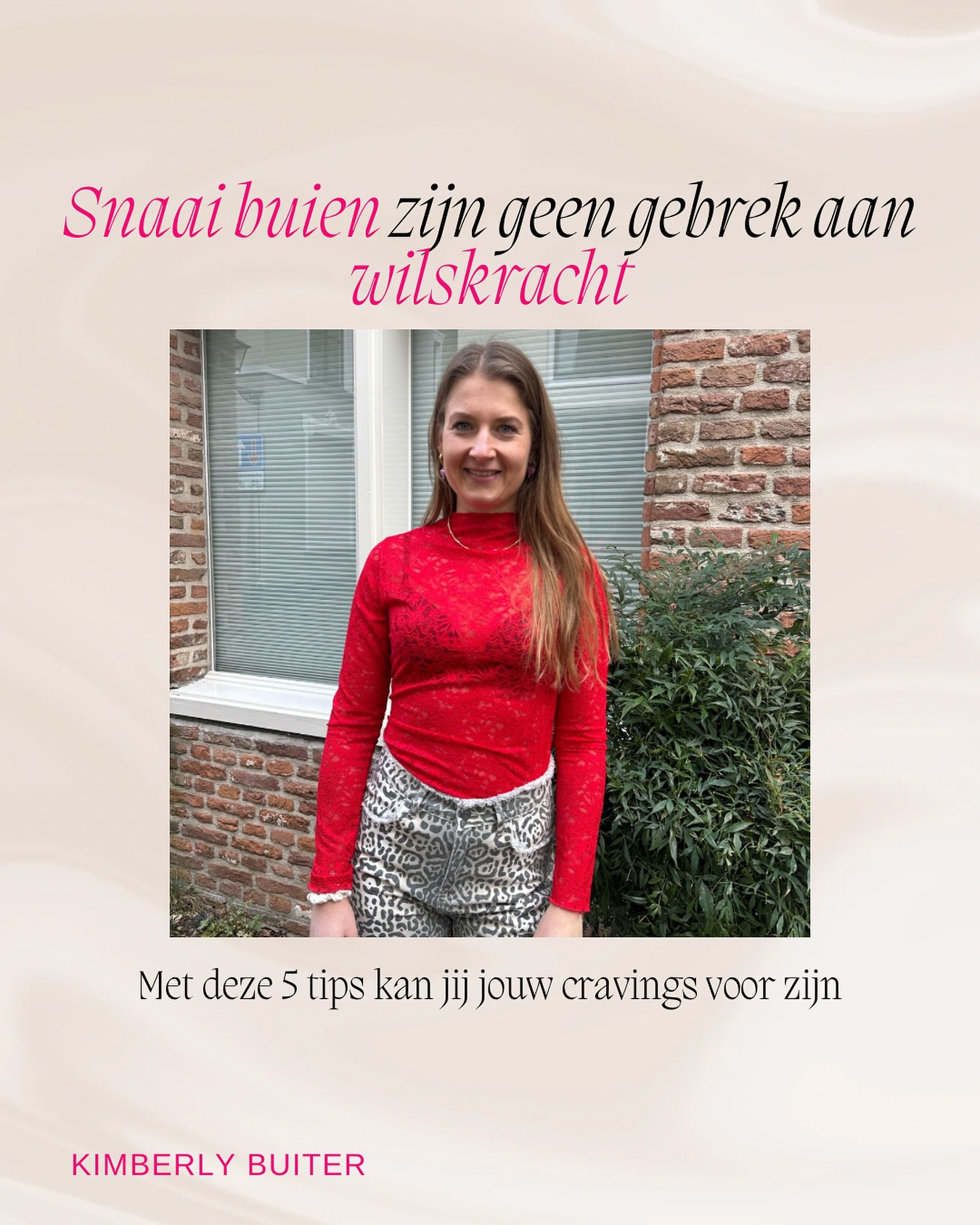 Snaai buien zijn geen gebrek aan wilskracht.
Veel mensen denken dat ze geen discipline hebben of motivatie tekort komen. Dat ze “gewoon strenger” moeten zijn voor zichzelf om gezonder te eten, niet te snacken of meer energie te houden.
Maar wat veel mensen niet weten is dat een stabiele bloedsuikerspiegel het halve werk is.
Als je bloedsuiker op het ene moment door het dak gaat en dan weer flink daalt wordt het bijna onmogelijk om gezonde keuzes te maken. Je lichaam schreeuwt dan eerder om snelle suikers. Niet omdat je geen discipline hebt, maar omdat simpelweg je systeem uit balans is.
Gelukkig heb je het stabiliseren van je bloedsuikerspiegel zelf in de hand. Hier zijn 5 simpele tips om je bloedsuiker te stabiliseren en je discipline te boosten:
✅ Focus op vezels, eiwitten en vetten: Elke maaltijd die rijk is aan vezels, eiwitten en gezonde vetten helpt je bloedsuiker stabiel te houden.
Voorbeelden: groenten (vezels), eieren (eiwitten/vetten), noten (vetten), avocado (vetten en vezels).
✅ Eet rauwkost vóór je maaltijd: Een paar happen rauwkost vóór je hoofdmaaltijd (zoals paprika, wortel of bleekselderij) helpt je lichaam om de suikers uit de maaltijd langzamer op te nemen.
✅ Gebruik appelazijn vóór een koolhydraatrijke maaltijd: Een eetlepel appelazijn in water vóór je maaltijd kan de piek in je bloedsuiker flink temperen. (Let op: altijd drinken met water, nooit puur!)
✅ Neem het supplement berberol forte: helpt je cellen gevoeliger te maken voor insuline, waardoor je bloedsuiker stabieler blijft na het eten. Perfect als extra ondersteuning! Te bestellen bij energetica natura en met kortingscode: 0425268 geeft korting.
✅ Neem omega 3 visolie: Omega-3 vetzuren werken ontstekingsremmend en ondersteunen je bloedsuikerregulatie. Denk aan haring, sardientjes, ansjovis (hoe kleiner de vis des te beter). Ben je hier niet zo fan van? Neem dan de visolie van Eqology (in mijn bio link naar een blog voor de juiste dosering en bestellen).
Discipline draait dus écht niet alleen om wilskracht. Het begint bij een stabiele bloedsuikerspiegel.
Wil jij je discipline versterken met je bloedsuiker? Reageer dan op deze post met “DISCIPLINE”
#discipline