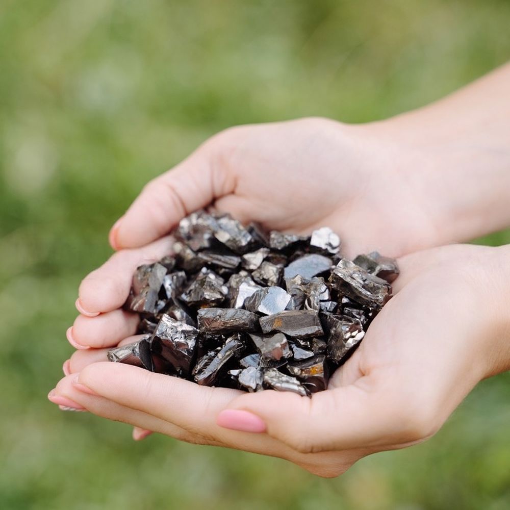 ✨ La Piedra Mágica de la Tierra: La Shungita ✨
La shungita es una piedra milenaria que ha cautivado a científicos y culturas por sus asombrosas propiedades. Originaria de Karelia, Rusia, la shungita no solo es conocida por sus efectos en la salud y el bienestar, sino que también está relacionada con un descubrimiento científico clave que le otorgó el Premio Nobel de Química en 1996. 🏆
🌍 Historia de la Shungita:
Durante siglos, la shungita fue utilizada por culturas antiguas por sus propiedades curativas y protectoras.
Hoy en día, sabemos que contiene fullerenos, una estructura molecular de carbono descubierta por los científicos Robert F. Curl, Harold W. Kroto, y Richard E. Smalley, quienes recibieron el Premio Nobel por este descubrimiento. Los fullerenos, presentes en la shungita, son conocidos por sus excepcionales propiedades antioxidantes y protectoras.
💎 Propiedades Principales:
-Protección contra radiaciones EMF (electromagnéticas).
-Purificación del aire y el agua.
-Equilibrio energético para el cuerpo y la mente.
-Cura espiritual: Alinea y limpia la energía de su entorno.
🔬 Shungita y Ciencia:
Además de su historia ancestral, la shungita sigue siendo estudiada por sus aplicaciones en nanotecnología y medicina, gracias a los fullerenos que contiene. Esta piedra es, sin duda, un tesoro de la naturaleza, que conecta lo antiguo con lo moderno.
🌱 Un regalo de la naturaleza que, además de ofrecer bienestar, aporta belleza y elegancia a cualquier espacio.
#ShungiLife #Shungita #ProtecciónNatural #Bienestar #EnergíaPositiva #Fullerenos #PremioNobel #CuraEspiritual #ShungitaHistoria