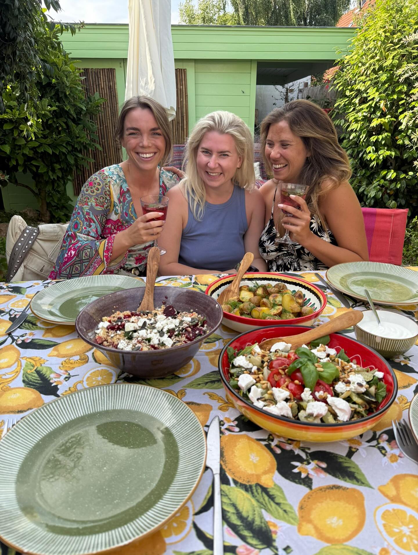 Bijna 3 jaar geleden vroeg ik op Insta of er iemand met mij in een eetclub wilde. Ik kreeg er groepstherapie, diepe vriendschap, brutal honesty, heel veel knuffels en 4 cheerleaders voor terug❤️