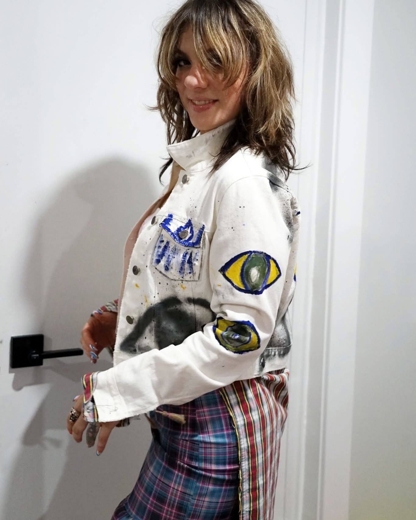 Gorgeous Alannah Rae of HyperDolls ( music playing) wearing Mezikal #sustainablefashion #upcycling #upcycle #westchester #westchesterfashionweek #eccentricart #worldphotography #savetheplanet @westchesterfashionweek