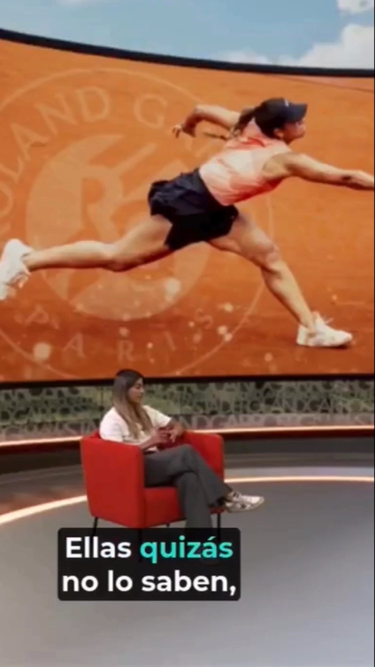 🎾 “Cuando más busco los resultados, más se alejan.”
Es una frase que suelo repetir mucho en consulta, y no es casualidad.
Jessica Bouzas lo vivió en primera persona:
Su tenis empezó a torcerse el día que se obsesionó con el ranking.
Sabía cuántos puntos ganaba, perdía o defendía en cada torneo.
Hasta que en la Billie Jean King Cup algo cambió.
Volvió a disfrutar. Volvió a competir. Volvió a ser ella.
👉 En el deporte, poner el foco en lo que depende de ti no solo reduce la presión, sino que mejora el rendimiento.
Cuando el foco está en el resultado, muchas veces este se escapa.
💡 Trabajar el foco y conectar con el proceso genera un plus real en los resultados.
📹 Vídeo de: euroesports.es
#PsicologíaDelDeporte #GestiónDelFoco #RendimientoMental #JessicaBouzas #TenisFemenino #FrasesQueMarcan #PsicólogoDelDeporte #MentalidadGanadora #DisfrutarCompitiendo #rendimientodeportivo #online #psicologoonline #altorendimiento #psicologopresencial #psicologodeportivo