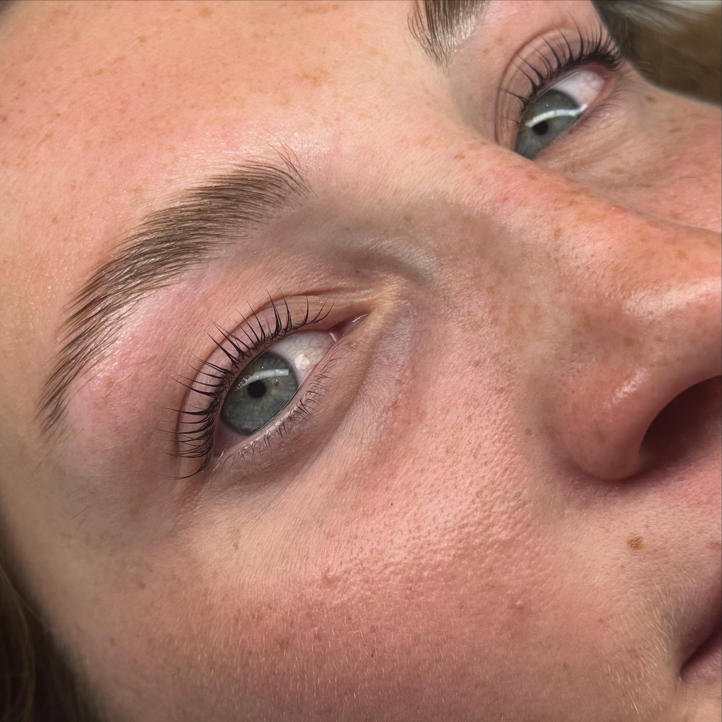 ✨ Combo regard d’été ☀️
Un regard frais, ouvert et naturel sans maquillage. Le combo rehaussement de cils + brow lift est LA solution idéale pour l’été 🌿
✅ Cils naturellement recourbés
✅ Sourcils disciplinés et restructurés
✅ Un regard sublimé pendant plusieurs semaines
✅ Résistant à l’eau, à la chaleur et à la plage 🌊
Sur cette photo, un résultat tout en finesse pour une mise en beauté naturelle et élégante 💫
📍Disponible à l’institut — réservez votre rendez-vous dès maintenant pour rayonner tout l’été !
📩 DM pour plus d’infos ou prise de RDV
#browlift #rehaussementdecils #lashlift #summerglow #regardnaturel #beaute #institutbeaute #nice