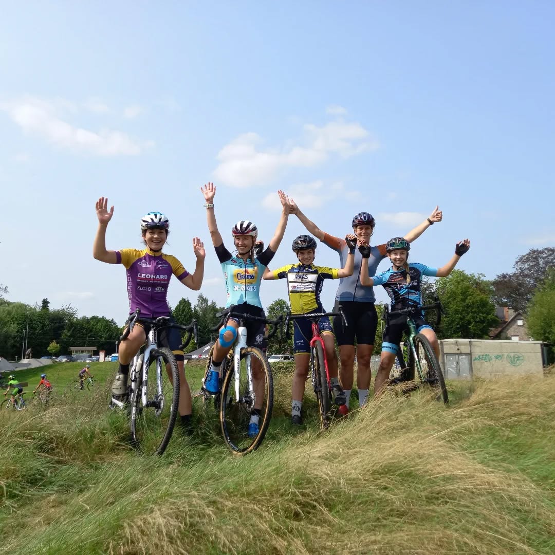 Olé vakantie in zicht 🙌
Hopelijk zijn alle examens vlot verlopen en kunnen jullie allemaal gaan genieten van een welverdiende vakantie!
Wij leggen ondertussen de laatste hand aan de voorbereidingen voor onze crossstage 2025.
Alle deelnemers ontvangen begin juli een mailing met alle praktische details.
Dat het weer leuk gaat worden 😉
Zin in!
Tot snel,
#jjcyclocrossstages
#cyclocrossstage
#cyclocross
#veldrijden