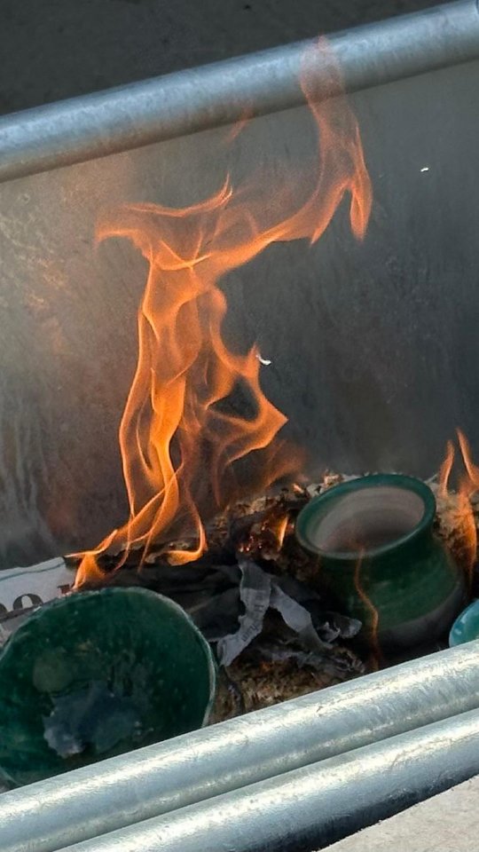 So many excited ooo's and aah's from everyone today as their pots were revealed from the flames!
A lovely group of people came to share our first raku day at our new community plot, a special workshop for @sussexcraftweek
More workshops tomorrow back at the studio, throwing and handbuilding - a couple of places still up for grabs!
We have really enjoyed putting together a short programme of events for Sussex Craft Week
We started with an open garden last weekend to raise funds for our @inspiresussex workshops, so many lovely visitors and lots of money raised - huge thanks to everyone who came over
#raku
#reductionfiring
#claycommunity
#potteryworkshops
#eastbournestudiopottery