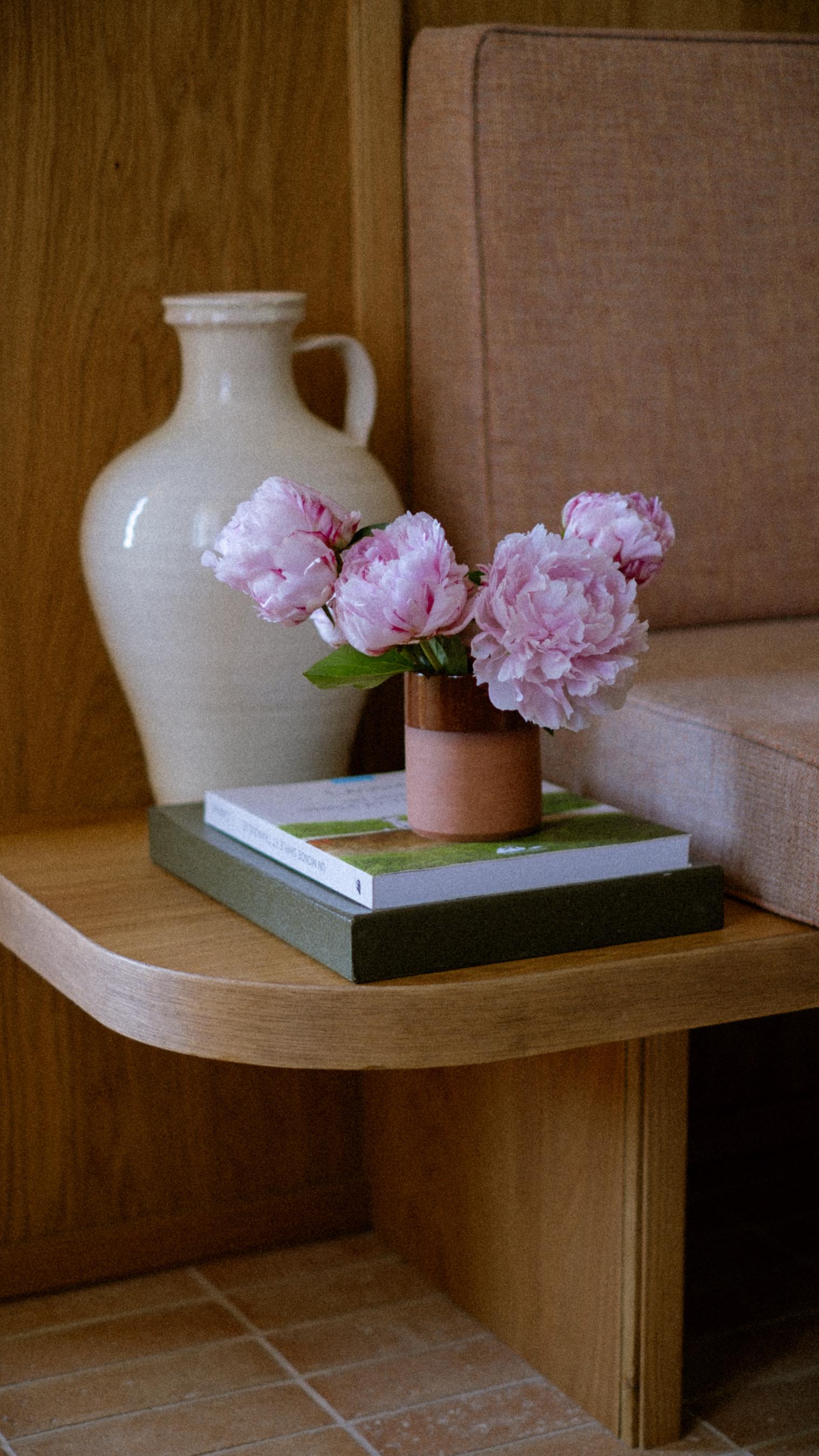 POV: Your husband buys you peonies for your birthday but you’re staying in a hotel. Cue tiny scissors you travel with & a beautiful ceramic cup from the room. PS if you ever travel to Provence (you should), stay at @capelongue in Bonnieux. The property and rooms were gorgeous.
#floraldesign #frenchflowers #provence #peonies #flowerlover