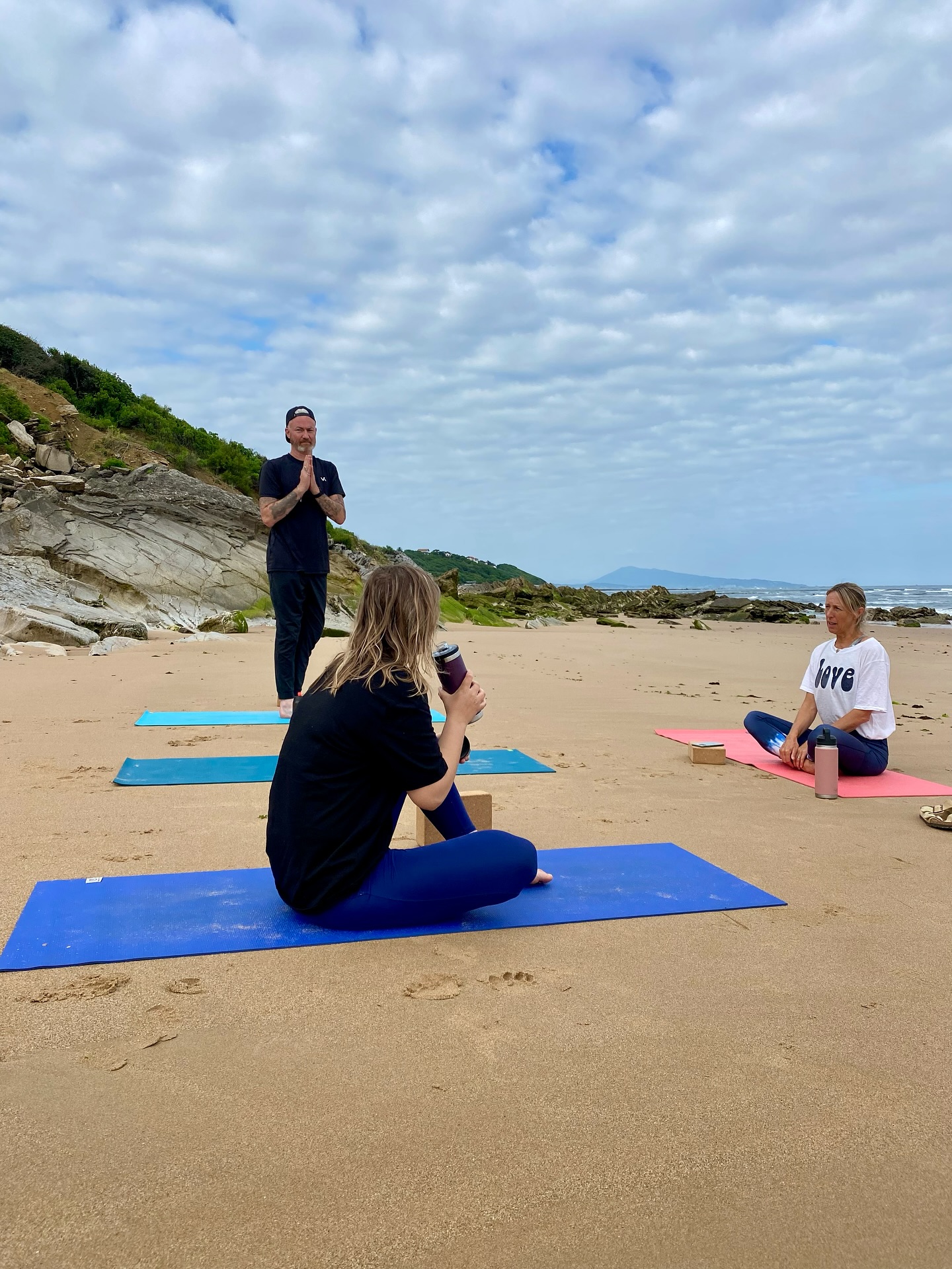 What a beautiful morning! We got the pleasure to wake up with a lovely yoga class front of the sea with @flowclub.yoga . Perfect fit for surfing preparation and taking care of your body and soul 🤙✨ Thank you Mel for sharing this! We loved it. Sea you next week 🙏 #bidart #basquecountry #yoga #surf #peacefull #nature