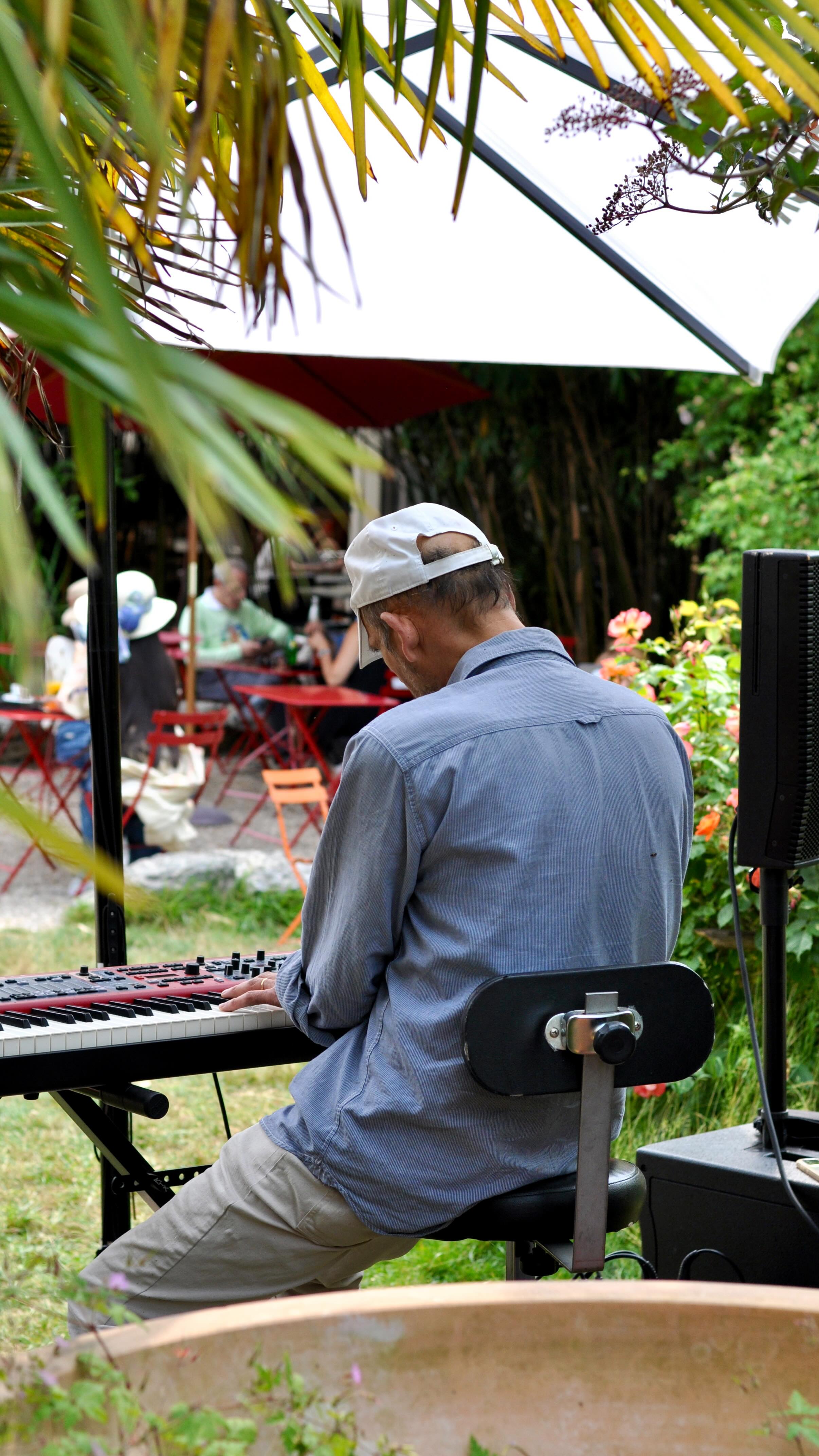 Tous les mardis après-midi au jardin avec @nicolas.amani.79 au piano 🎹 🌺
📍80 rue Claude Monet à Giverny
#giverny #givernyfrance #givernymonet #givernyvillage #eure #normandie #livemusic #normandietourisme #piano #livesession