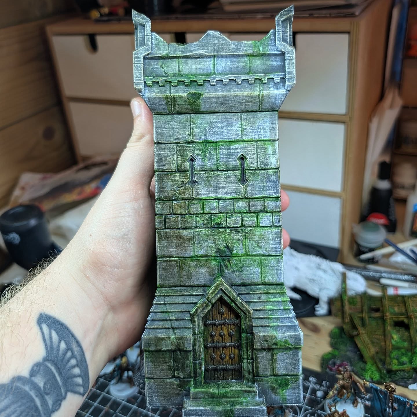 Here's something a little different in scale. Been messing around a bit more with terrain and creating dirt and mossy effects and I like where it's going so far. So much so, that I might have to build an entire model village and then live in it because I've run out of money. This cool little watchtower is from @darkfantasticmills so go check out all of their cool creations!
#warhammer #warhammerofficial #warhammerfantasy #warhammercommunity #paintingminiatures #miniatureart #miniaturepainting #miniatureterrain #miniatureterrainpainting #darkfantasticmills #miniatureart #citadelpaints