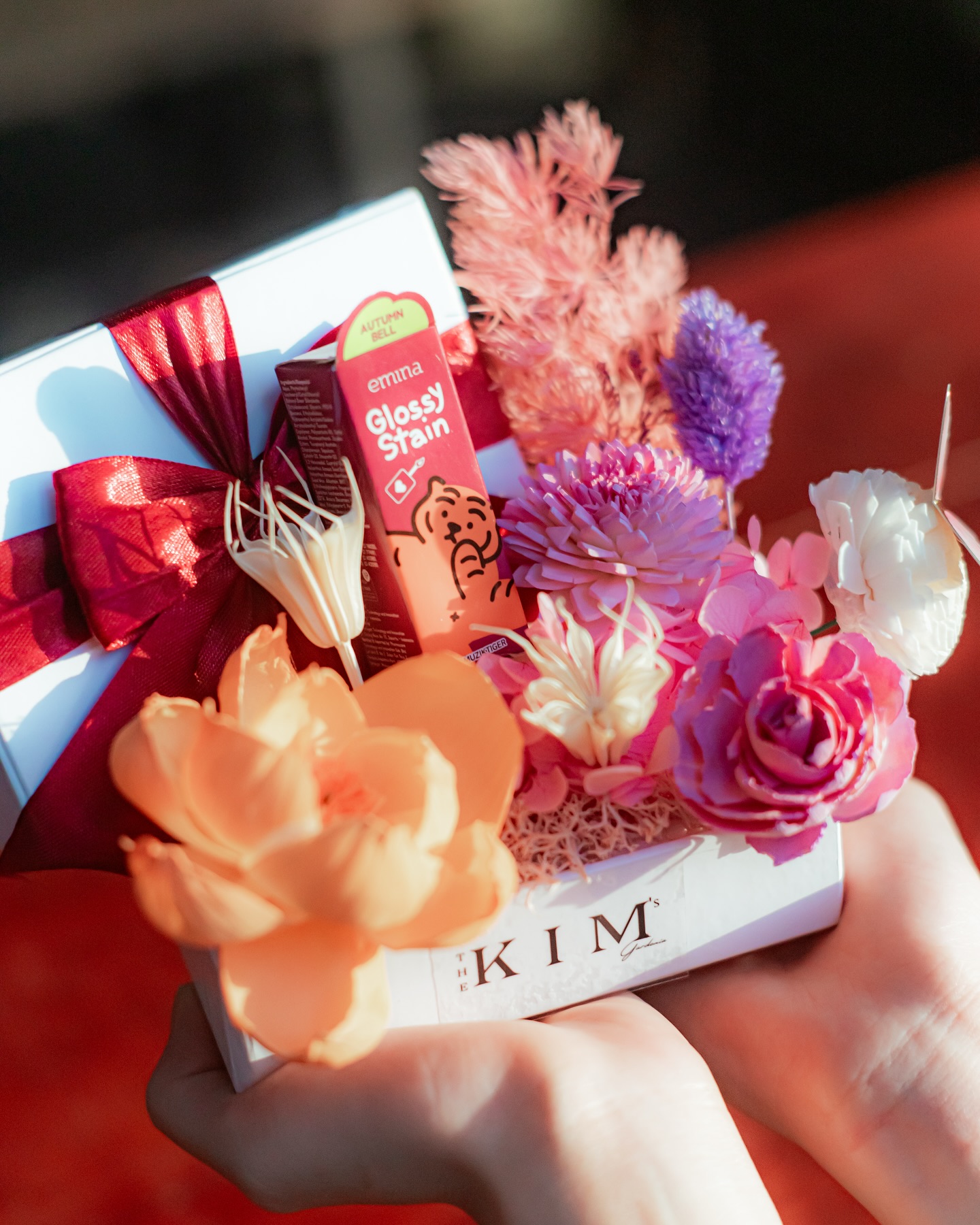 @eminacosmetics x @thekimsgardenia.id ✨💋
Color your day with a pop of petals and a swipe of tint. Our exclusive collab with @eminacosmetics is here to glow you up! 💖🌷
@erickojunaidi
#emina #girl #thekimsgardenia #workshop