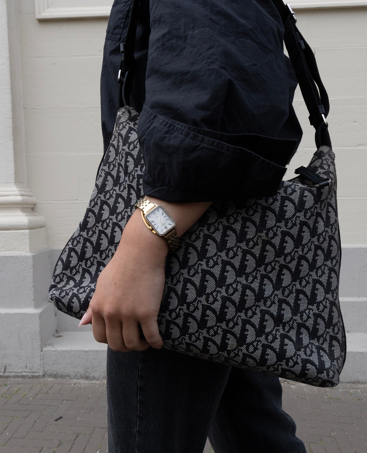 �🖤 Out and about with your favorite OOZOO watch.
