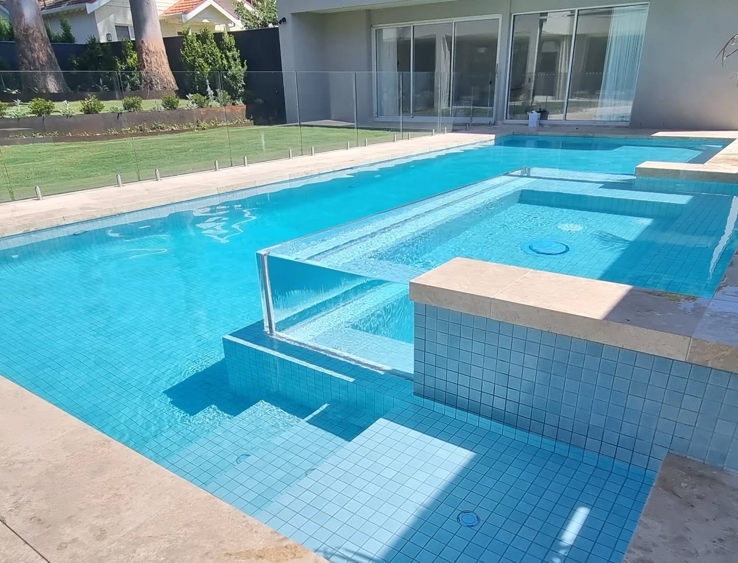 Perfect winter's afternoon for a spa 💧🏊♂️🍸
#poolandspa
#spa
#poolbuilder
#melbourne
#landscapedesign
#poolwindow
#acrylic
