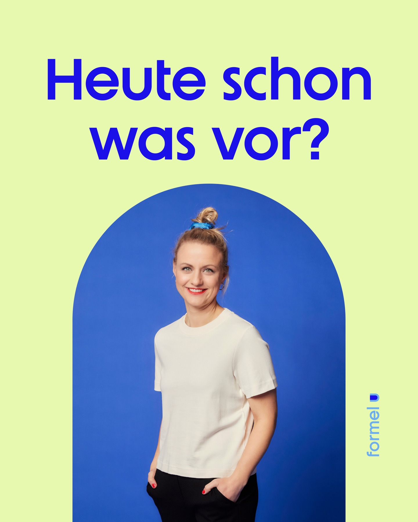 Heute schon was vor?
Bleib doch einfach mal zuhause.
Und ruh dich aus.
Klingt leicht – fällt aber oft schwer.
Weil To-dos rufen.
Weil volle Räume mehr fordern als fördern.
Im Carousel zeige ich dir 5 einfache Impulse,
die (auch psychologisch) für mehr Ruhe sorgen.
Ohne Shopping.
Ohne großen Aufwand.
1. Neu sehen statt neu kaufen
Ein frischer Blick verändert oft mehr als ein neues Möbelstück.
Wenn du umstellst, reduzierst oder bewusst wahrnimmst, entsteht Abstand – im Raum und im Kopf.
2. Lieblingsstücke inszenieren
Was du gern ansiehst, beruhigt.
Hol ein Stück nach vorn, das dir etwas bedeutet – sichtbar gemacht für dich, nicht für andere.
3. Einen Rückzugsort einrichten
Ein Platz, nur für dich.
Zum Sitzen, Lesen, Denken – oder einfach zum Nichtstun.
Ein Ort, der nichts von dir will.
4. Platz schaffen
Weniger Dinge, mehr Wirkung.
Freie Flächen lassen Räume atmen – und Gedanken gleich mit.
5. Luft reinlassen
Fenster auf. Licht rein.
Schon wenige Minuten mit frischer Luft verändern die Atmosphäre – und deine Stimmung.
Denn: frei haben ist das eine.
Sich wirklich erholen – etwas ganz anderes.
#zuhause #wohlfühlen #entspannen #interior4inspo