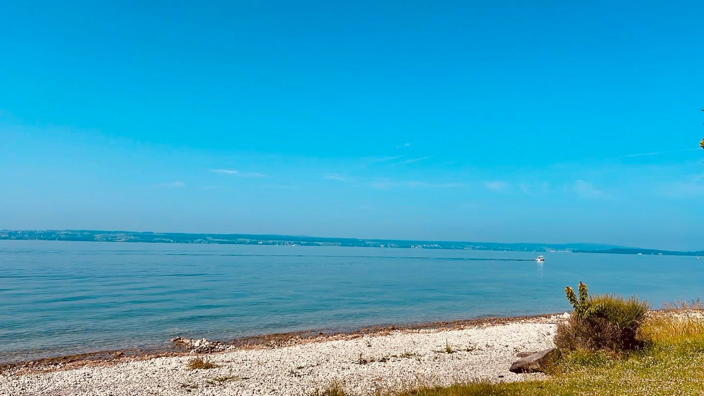 Heute habe ich etwas erlebt, das mich zutiefst erschüttert hat.
Gemeinsam mit meiner Tochter und meinem Freund war ich am See – Sommer, Sonne, Wasser, Leichtigkeit. Und dann kam auf einmal alles anders: Polizei, Feuerwehr, Krankenwagen.
Eine Frau wurde direkt vor unseren Augen reanimiert.
In unmittelbarer Nähe zu unserem Platz lagen ein Handtuch, ein Rucksack, ein Kleid hing über dem Zaun, daneben standen Schuhe.
Da länger niemand kam und auch niemand im Wasser zu sehen war, dem die Sachen gehören könnten, habe ich die Polizei informiert – in der Annahme, dass sie vielleicht der Frau gehörten, was sich dann bestätigte.
Ob sie es geschafft hat, weiß ich nicht.
Aber dieser Moment hat sich eingebrannt.
Weil er zeigt, wie fragil das Leben ist. Wie schnell sich alles ändern kann.
Wie wenig wir eigentlich planen können – und wie wichtig es ist, bewusst zu leben.
Im Yoga sprechen wir von den Kleshas, den Ursachen des Leidens. Eines davon ist Abhinivesha – die Angst vor dem Tod. Sie sitzt tief, oft unbewusst. Doch sie erinnert uns auch:
Das Leben ist nicht selbstverständlich. Es ist kostbar.
Nicht irgendwann.
Nicht wenn „alles passt“.
Sondern jetzt.
💛 Lebe dein Leben so, dass du dich wohl darin fühlst.
💛 Umarme das Unperfekte.
💛 Sag danke – für jeden Tag, für jeden Atemzug.
Und: sei liebevoll. Mit dir. Mit anderen.
Denn du weißt nie, was der nächste Moment bringt.
👉 Was bedeutet bewusst leben für dich?