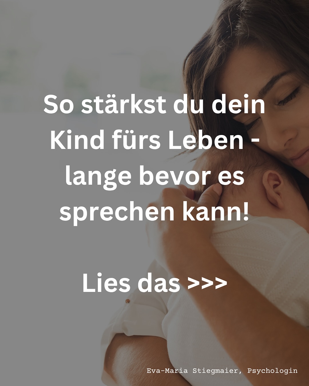 Sichere Bindung ist kein „Erziehungsstil“ – sondern EMOTIONALE GRUNDVERSORGUNG! ♥️
Sie entsteht, wenn Babys erleben: „Meine Bedürfnisse sind willkommen.“
Studien zeigen ⬇️
Wer als Kind sichere Bindung erlebt hat, entwickelt
• mehr Selbstvertrauen
• gesündere Beziehungen
• bessere Stressregulation
• weniger Ängste & Verhaltensauffälligkeiten
‼️ Nicht alles, was lange gemacht wurde, war gut für Kinder. Methoden wie Schlaftraining durch Weinenlassen („Ferbern“) vermitteln kurzfristige Ruhe – aber langfristige emotionale Unsicherheit.
Babys brauchen keine Härte, um zu lernen – sondern Halt, um zu wachsen! 🌳🐛🦋
Das Gute: Bindung ist formbar. Täglich. Mit kleinen Momenten echter Nähe.
Vertraue deinem Instinkt. Du musst nicht perfekt sein.
Aber du darfst weich sein. Zärtlich. Zuverlässig. ✨
➡️ Deine Intuition ist oft klüger als jede Methode.
➡️ Du musst nicht alles richtig machen.
Aber du darfst da sein. Echt. Feinfühlig. Immer wieder.
🔁 Teile diesen Beitrag mit Eltern, Großeltern oder allen, die mit Babys leben oder arbeiten.
#sicherebindung #bindungstheorie #psychologie #babyzeit #kleinkindzeit #bindungstärken #mentalhealth #elternsein #entwicklungverstehen #feinfühligkeit #gefühlebegleiten #growinlove #nervensystemstärken #regulation #nähe #liebe #bedingungsloseliebe #wachstum #tippsfüreltern