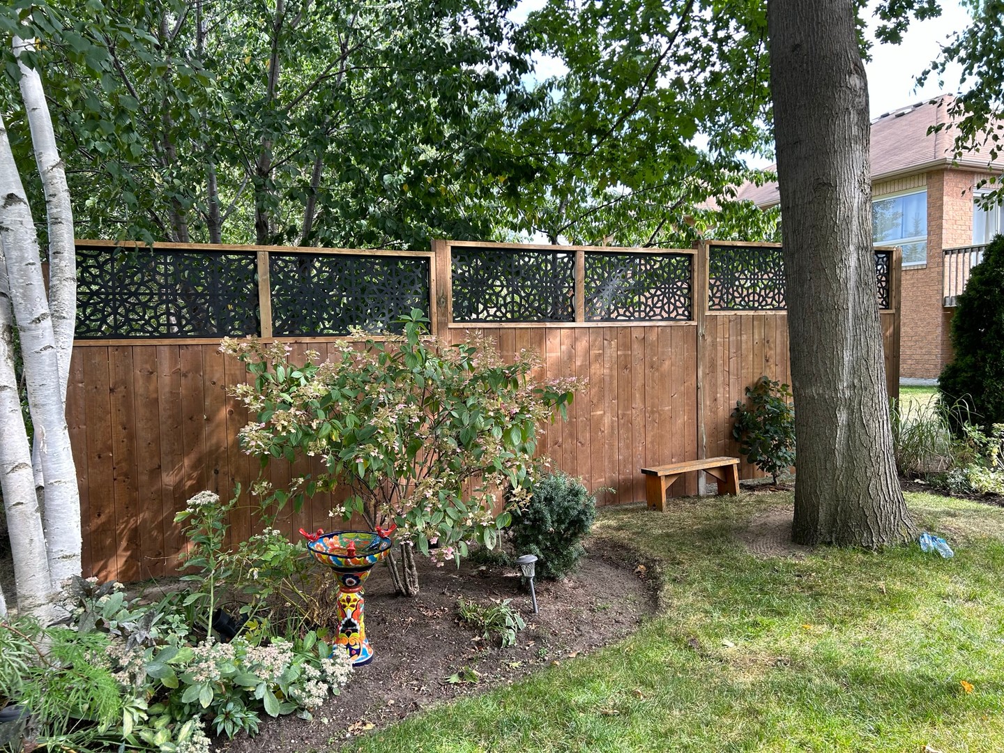 Wood base. Patterned panels. Privacy without the wall.
The whole thing just fits the yard perfectly.
Natural light, open feel — and detail that actually adds something. 🌿🛠️