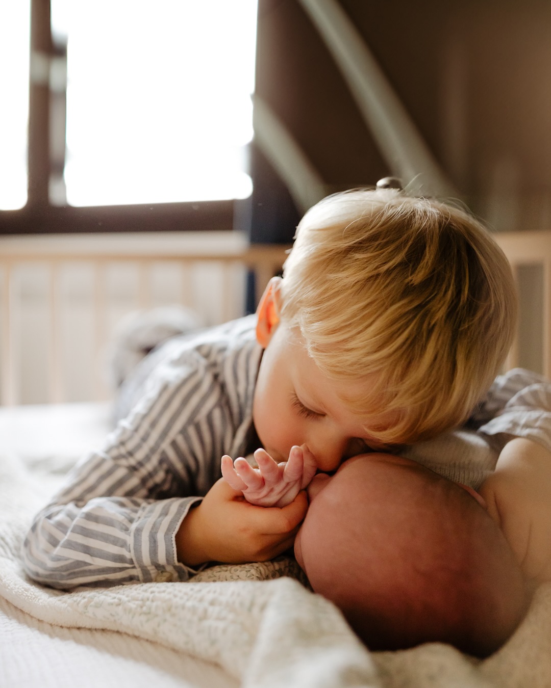 Chers parents đŹ
Une sĂ©ance photo avec des enfants, ça peut parfois ressembler Ă un joyeux KO : un petit qui court partout, une grande qui boude, un bĂ©bĂ© qui rĂ©clame les bras, des cris, des rires, des larmes⊠et câest parfaitement normal !
Ne cherchez pas Ă tout contrĂŽler ou Ă faire diffĂ©remment que dâhabitude. Ce dĂ©sordre apparent, câest la vie telle quâelle est. Et câest lĂ que la magie opĂšre âš
Je me laisse guider par vos enfants, Ă leur rythme. Je capture les instants vrais, les connexions fugaces, les Ă©clats de tendresse. Un bisou volĂ©, une caresse de quelques secondes, un regard complice... tout cela se fige dans mes images đïž
Alors ne vous inquiĂ©tez pas. Faites-moi confiance (et Ă vos minis aussi). Ce joyeux bazar, câest souvent ce qui donne les photos les plus prĂ©cieuses đ
âââ
#melanievauryphotographe#photographenaissanceoise#photographenaissancegouvieux#photographefamillegouvieux#lifestyle#reallife