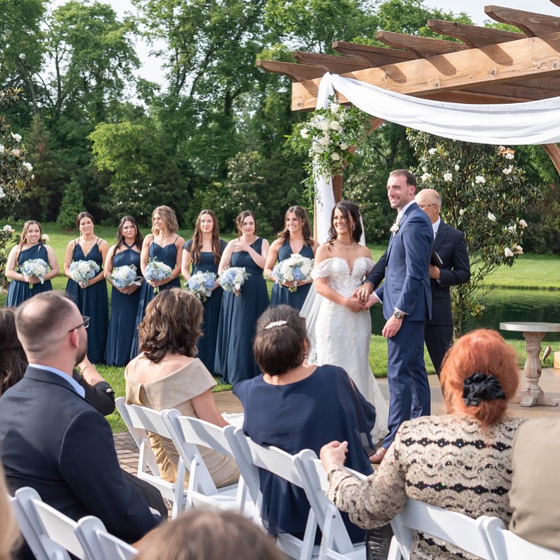 When beginning your ceremony, take a moment to look around all the loved ones who came together to help you celebrate. #love #gettingmarried
#nashvillewedding #nashvillephotography #weddingphotography #nashvilleweddingphotographer #sycamorefarms #weddingceremony #nashvillebride