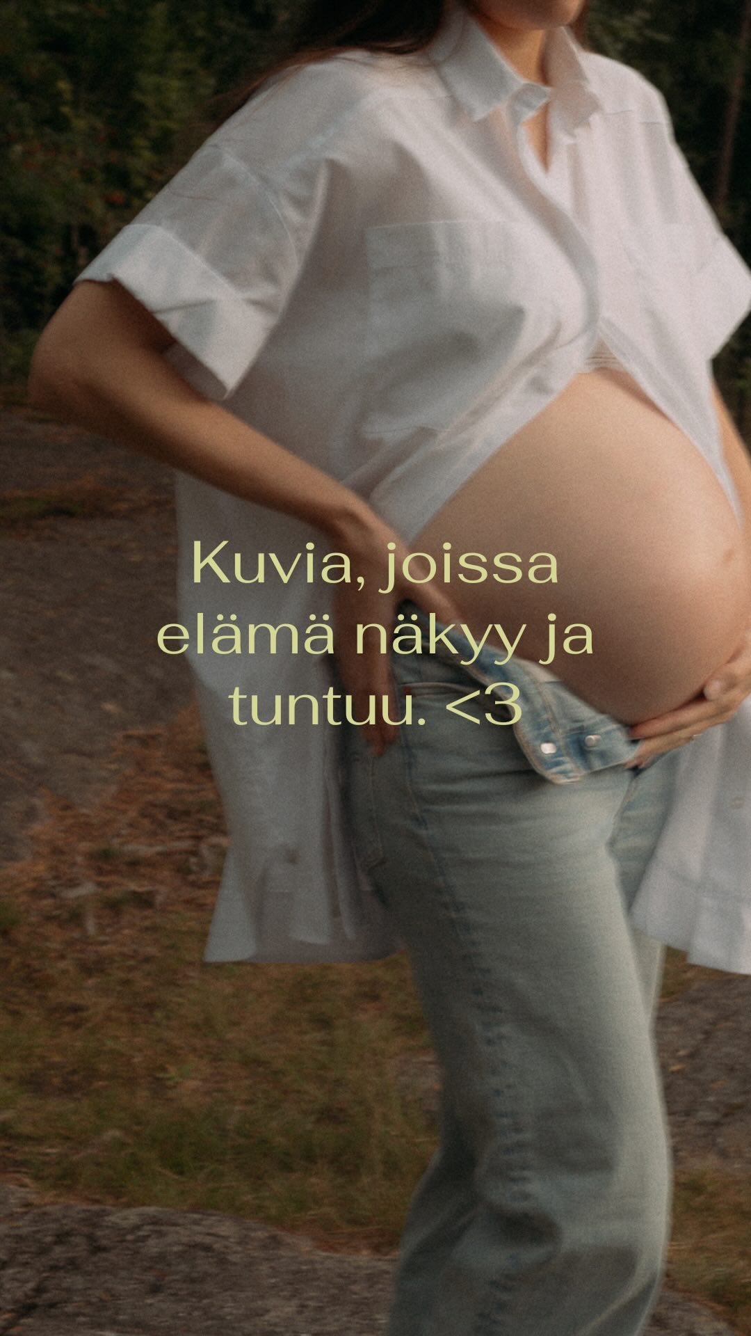Heiiii jos oot uusi seuraaja tai algoritmi on pitänyt mun julkaisut sulta piilossa – moi! 👋🏻 Tän tilin takana häärii Riikka — luova tyyppi, joka haluaa luoda tähän maailmaan lisää aitoja, rentoja ja rehellisiä valokuvia. Sellaisia, jotka pysäyttää. Sellaisia, joista huokuu tunteet ja aito elämä.
Kuvaan mm. pareja, perheitä, odottavia äitejä ja pieniä intiimejä häitä tai lyhytkestoisia hääkuvauksia. Haluan tallentaa mun asiakkaiden elämää juuri sellaisena kuin se on.
Mun kameran edessä ei tarvitse olla mitään mitä ei ole. Saatte olla aidosti juuri sellaisia kuin olette — siksihän me niitä kuvia otetaan. Jotta te muistatte millaista teidän elämä tai jokin tietty hetki elämässä oli. Kuvauksissa saa tapahtua, elämän PITÄÄ näkyä ja tuntua.
Multa et löydä lainavaaterekkiä, koska mun mielestä sun pitää saada olla kuvissa oma itsesi. Saat pukeutua juuri niin kuin pukeudut, koska mä uskon, että me halutaan kiikkustuolissa nähdä kuvia, joista me tunnistetaan itsemme ja meidän oma, eletty elämä.
Kuvaukselle ei tarvitse välttämättä olla mitään erityistä syytä. Uskon, että otettuja valokuvia ei tule koskaan katumaan.
🗓️💛 Mun kalenterissa on tälle kesälle vielä hyvin kuvausaikoja, joten ota yhteyttä rohkeasti jos haluat kuvauksen kesälle!