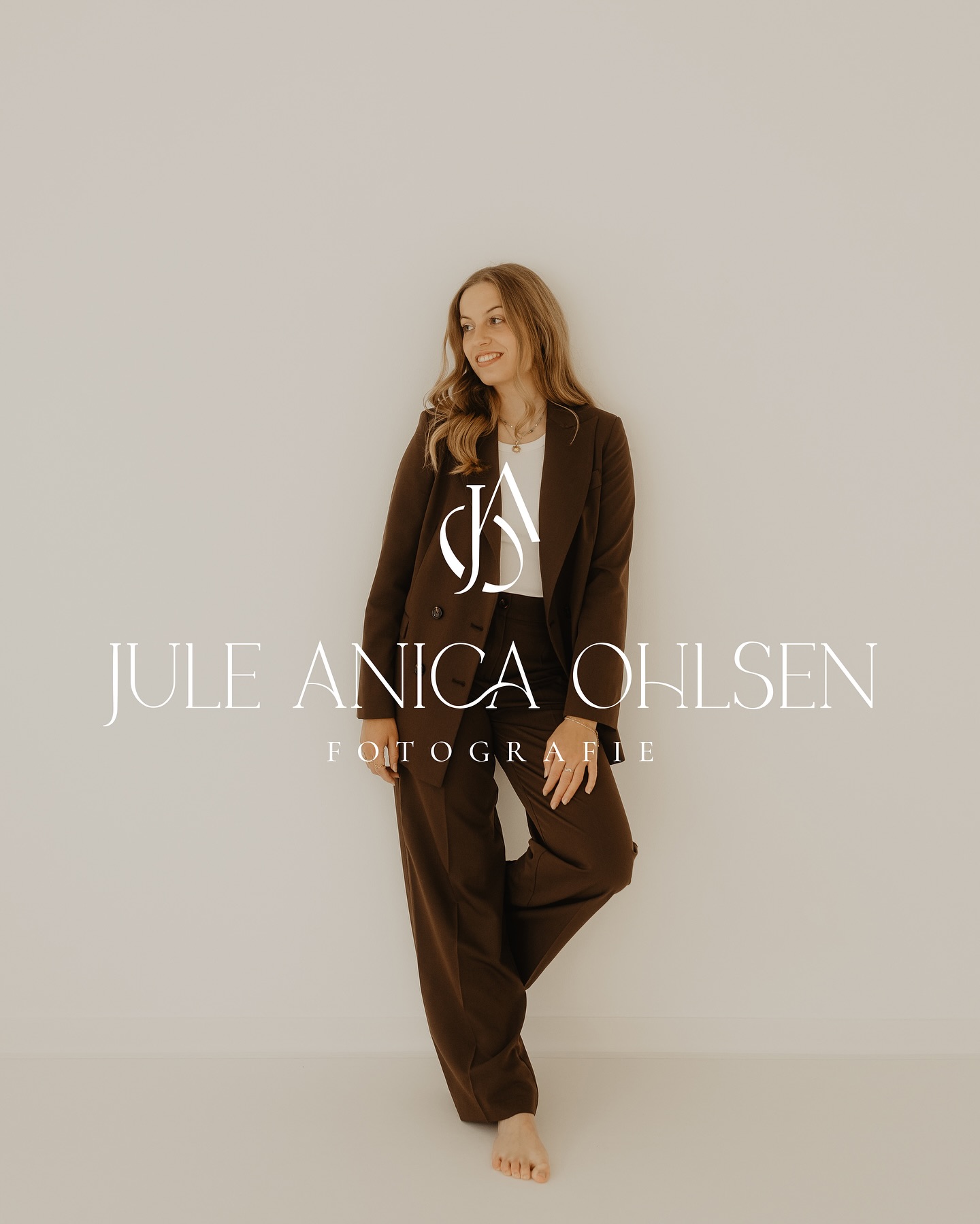 ✨NEW CHAPTER ✨
Wie viele von euch vielleicht schon bemerkt haben, gabs bei mir eine kleiner Veränderung….aus Goldenmoments-Photography wurde Jule Anica Ohlsen Fotografie.
Lange habe ich hin und her überlegt, ob ich diesen Schritt gehen soll, aber wie im Leben ist es auch in der Fotografie: Man wächst, verändert sich und schlägt neue Wege ein.
Ich wollte meiner Fotografie mehr Persönlichkeit, mehr Authentizität verleihen - und was passt da besser als mein eigener Name? Ich muss sagen, dass ich sehr glücklich mit meiner Entscheidung bin, voller Vorfreude auf alles, was kommt und unglaublich dankbar für jede:n, der diesen Weg mit mir geht.🤍
Ein riesengroßes Dankeschön an @lisa.blyssdesign, die mir mit so viel Feingefühl und Kreativität ein Logo gestaltet hat, das nicht nur wunderschön ist, sondern auch perfekt zu mir und meiner Fotografie passt.
Danke auch dir liebe @softybrownfotografie für meine neuen Brandfotos! Ich bin sehr dankbar für eure Unterstützung auf diesem Weg!🥹✨
#branding #photography #weddingphotography #couplephotography #coburg #bamberg #personalbranding #logodesign #fotografie #newchapterbegins