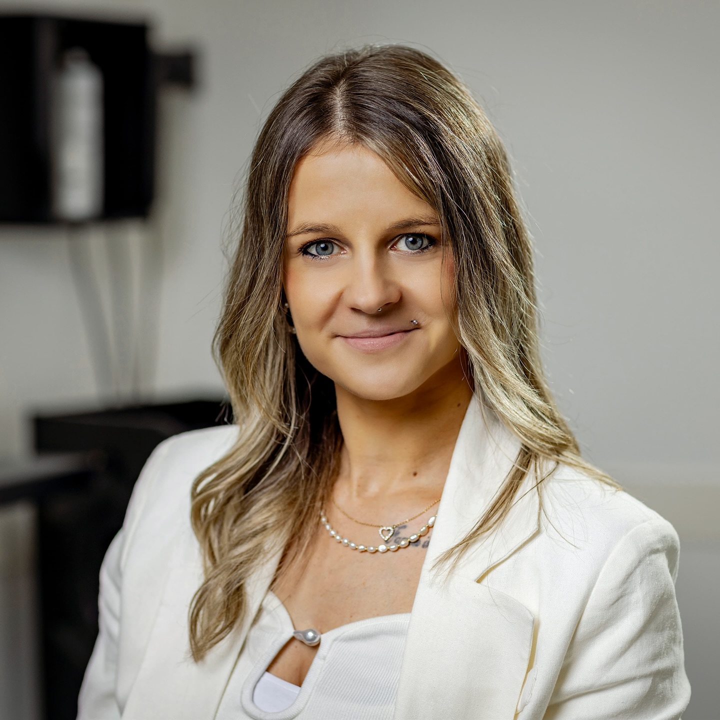 Claudia ist zurück und freut sich auf euch! 💇♀️✨
Nach ihrer Erziehungszeit ist unsere liebe Claudi wieder zurück im Team und wir könnten nicht glücklicher sein! 🥰
Viele von euch kennen und lieben sie bereits: Ihre ruhige, einfühlsame Art, ihr handwerkliches Können und ihre Leidenschaft für schöne Ergebnisse machen jeden Friseurbesuch bei ihr zu einem echten Wohlfühlmoment. Claudi hört genau zu, nimmt sich Zeit und setzt eure Wünsche mit Hingabe um... vom klassischen Haarschnitt bis zur kreativen Typveränderung. 💯
Sie ist ein Allroundtalent, das immer mit Herz und Know-how arbeitet. Wer Claudi noch nicht kennt, darf sich freuen... sie ist eine Friseurin, die man einfach gern hat. ❤️
🔸 Derzeit ist Claudi für einige Stunden pro Woche im Einsatz.
🔸 Ab dem 1. September 2025 ist sie wieder voll für euch da im Salon und mit ihrem ganzen Können.
✨ Sichert euch jetzt euren Wunschtermin,
Claudi freut sich riesig, viele vertraute und neue Gesichter wiederzusehen!
Willkommen zurück, liebe Claudi... du hast gefehlt! 🥳