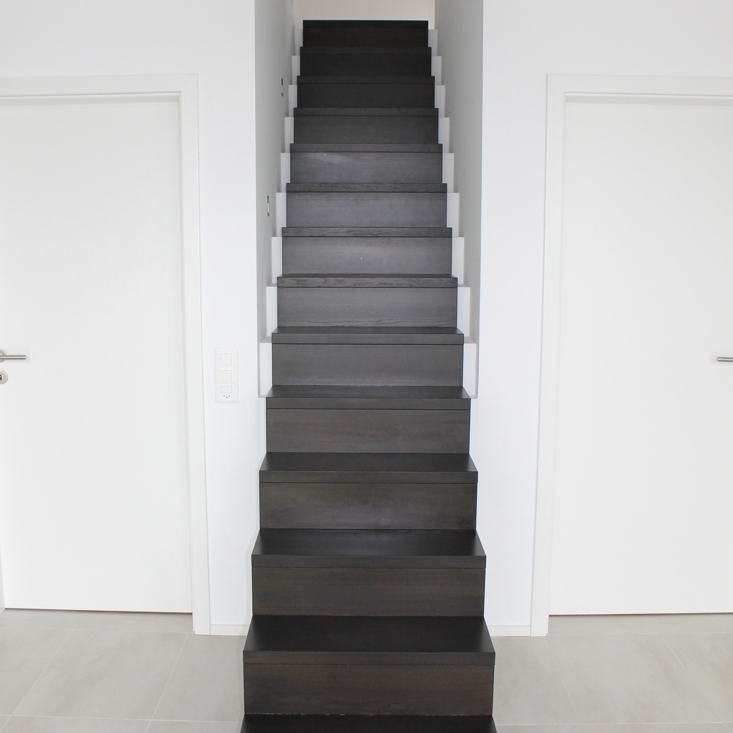 🔥⚫ Quand le frêne teinté noir rencontre la pureté du blanc : une harmonie parfaite pour sublimer votre escalier béton ! ⚫🔥
Dans cet intérieur lumineux et minimaliste, le revêtement en frêne massif local, teinté noir et vernis, habille avec élégance un escalier béton aux lignes épurées. Ce contraste puissant entre le bois sombre et l’espace blanc crée une atmosphère à la fois chaleureuse, graphique et contemporaine.
Pourquoi choisir le frêne teinté noir ?
✅ Bois massif local soigneusement sélectionné et travaillé pour une qualité optimale
✅ Finitions précises et vernis haut de gamme pour une durabilité longue durée
✅ Design moderne et intemporel qui valorise et personnalise votre intérieur
Vous construisez ou rénovez ? Offrez-vous un escalier qui allie robustesse, style et caractère unique !
#escalierdesign #bois #artisanat #menuiserie #designminimaliste #artisanatlocal #fribourg #escalierbois