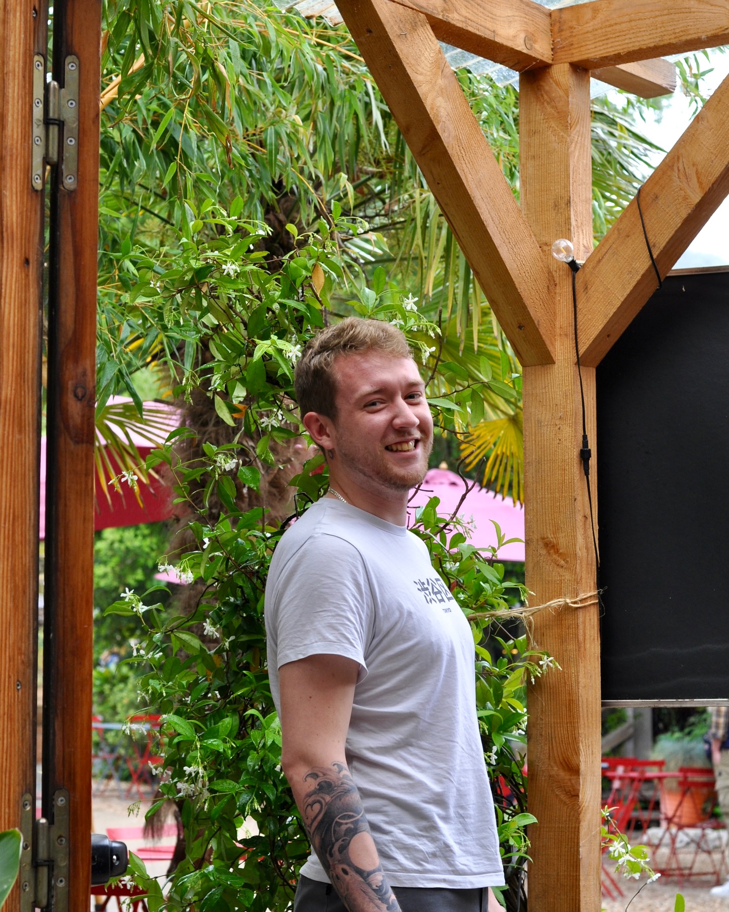 Team Capucine 🌺
Je vous présente Antho — fraîchement revenu de sa saison au ski, on a le plaisir de l’accueillir cette saison en cuisine. ⛷️🕺🏻
Vous l’avez peut-être déjà vu dans la cuisine de @labelleequipevernon aux côtés du chef @joachimdidon. 👀
On est trop content de l’avoir avec nous cette été, welcome back en Normandie @antho_morselli 🧡
#giverny #givernyfrance #givernymonet #normandie #normandiemylove #normandietourisme #lacapucinegiverny