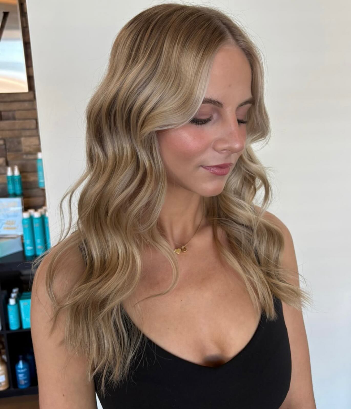 That perfect balance of bright + buttery 🍯✨
Soft waves, seamless blend, and a blonde that feels like summer in every season.
Custom color crafted just for her 💛
Cut + color: @hairbyporisch
#SalonGlowUp #BlondePerfection #SoftGlamHair #MinneapolisHairStylist #BlondeHairMagic #DimensionalBlonde #SalonInspo