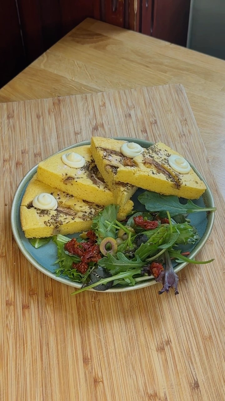Frittata – Savory Lovers!
Vegan omelette made out of chickpea flour with oyster mushrooms, herbs, and black salt.
✨ Available in two delicious ways:
🥗 On the plate (GF): 4 pieces served with a salad sandwich
🥪 On bread: 2 pieces with house-made vegan mayo & lettuce