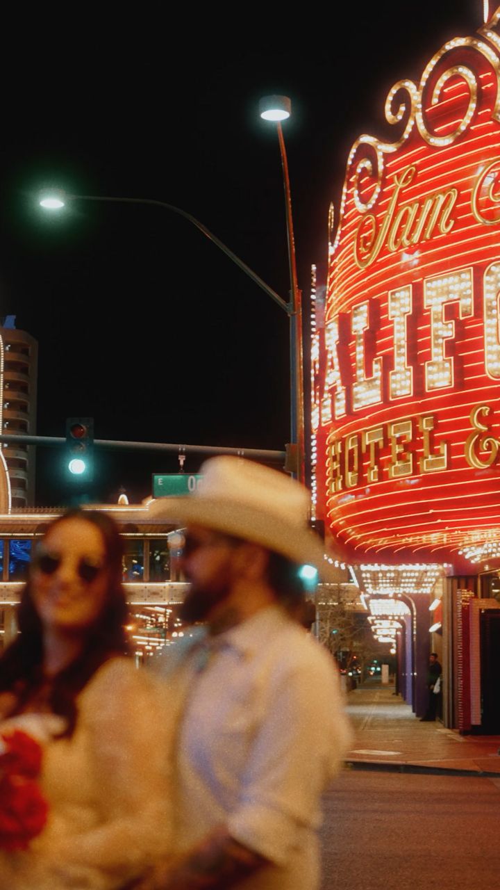 Did I mention that I've been to Vegas?
How can we not revisit this insane couple of days over in Sin City 🎰
Me and @lovestruckvisuals had the absolute pleasure of being part of this intimate elopement with Alex and Fergus. I cannot begin to explain how much fun we all had.
@alex_rhodes_
@ink.wrangler
Photo // Lovestruck
Video // Clique