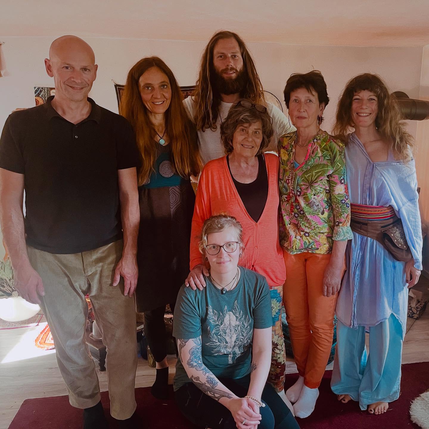 MEDIZINRAD
Die 4 Archetypen der Kraft
Wir sind immer noch eingehüllt in der Vibration des Kolibris – in die feinen Frequenzen des Herzens, der Freude & der Erinnerung an den Seelenweg.
Hatun Kuntur & Apu Kuntur – Kondor und Adler, Herz und Vision:🦅❤️
Mitten in der Integration unserer Prozesse – mit offenem Herzen und weitem Blick - öffnen wir uns für die Weisheit des Ostens – Apu Chin, der Lehrer, der im Licht fliegt. Und wir fühlen den Flug des Hatun Kuntur, dem heiligen Kondor, der uns an die Kraft des Herzens und an unsere Demut zum Großen Spirit erinnert.
In Überlieferungen fliegen Kondor und Adler gemeinsam – als Symbol der Wiedervereinigung von Herz und Verstand, von indigenem Wissen und moderner Welt. Das wird oft als Zeichen einer neuen Zeit gedeutet – eines erwachenden Bewusstseins.
🦅💫 es ist eine uralte Prophezeiung, die von dem Flug der Heilung als Erinnerung in Balance spricht.
#medizinrad #kolibri #seelenweg #apu #kuntur #hatun #kondor #prophezeiung #inka #spiritualjourney #schlange #herzverbindung #demut #medicine #greatspirit #yaya #liebe #Herzweg #love #om
Im Dezember beginnt wieder ein neues Medizinrad, mit der transformierenden Vibration der Schlange. 🐍✨
Termine findest du in meinen Links oben. Oder schreib mir einfach.