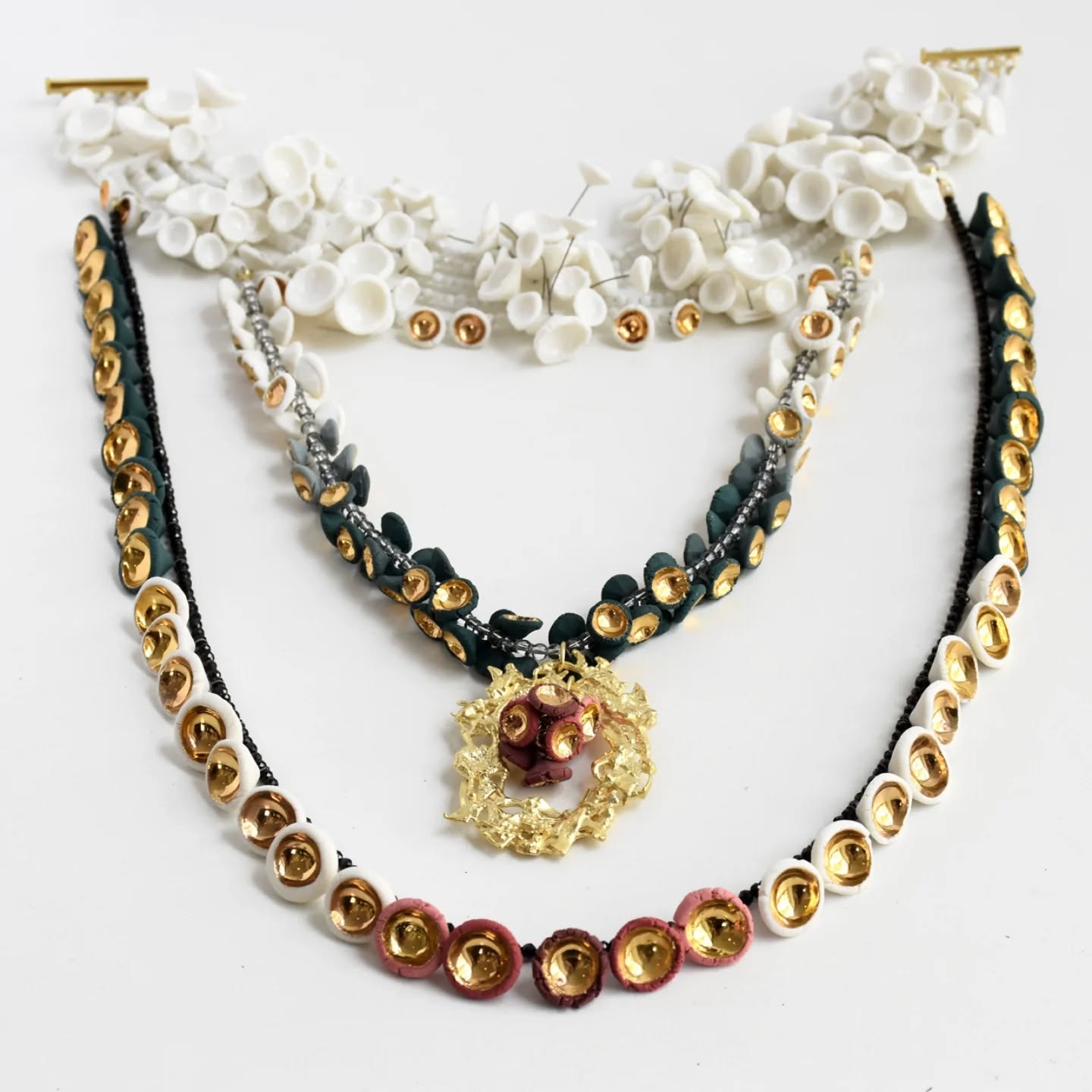 Annas Collier ist nominiert für German Craft Collection der Handwerksform Hannover!
Ab 21. November wird die Ausstellung zu sehen sein.
Freue mich sehr!
@handwerksform @germancraftscollection
#zeitgenössischesporzellan #zeitgenössischerschmuck #porzellankunst #Porzellanschmuck #porzellan #schmuck #schmuckfüranna #annabogen
#contemporaryjewellery #contemporaryporcelain #porcelain #porcelainart #jewellery #jewelry #jewelleryart #collar