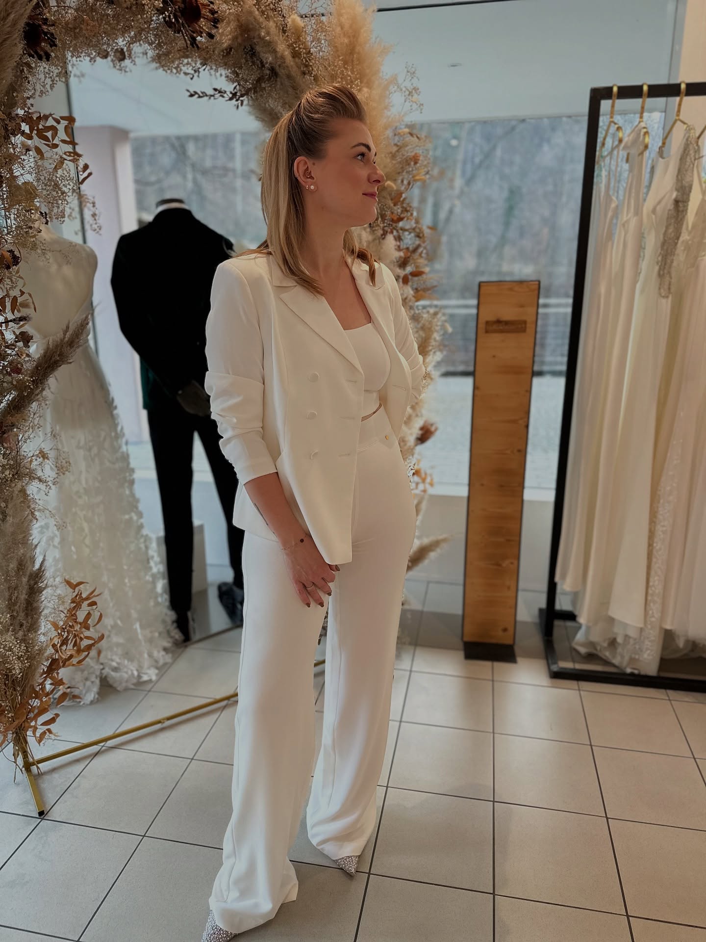 Hosenanzug 🤍
elegant & cool zugleich
Du möchtest einen modernen Look für deine Hochzeit?
Bei mir findest nicht nur klassische Brautkleider, sondern auch verschiedenste moderne Zweiteiler.
Das möchtest du ausprobieren?
Dann vereinbare deine Anprobe unter www.brautmoment.at 🫶
#vorarlberg #brautmode #feldkirch #braut #weddingday #brautkleider #brautkleid #zweiteiler #sayyestothedress #weddingday #wedding #hochzeit