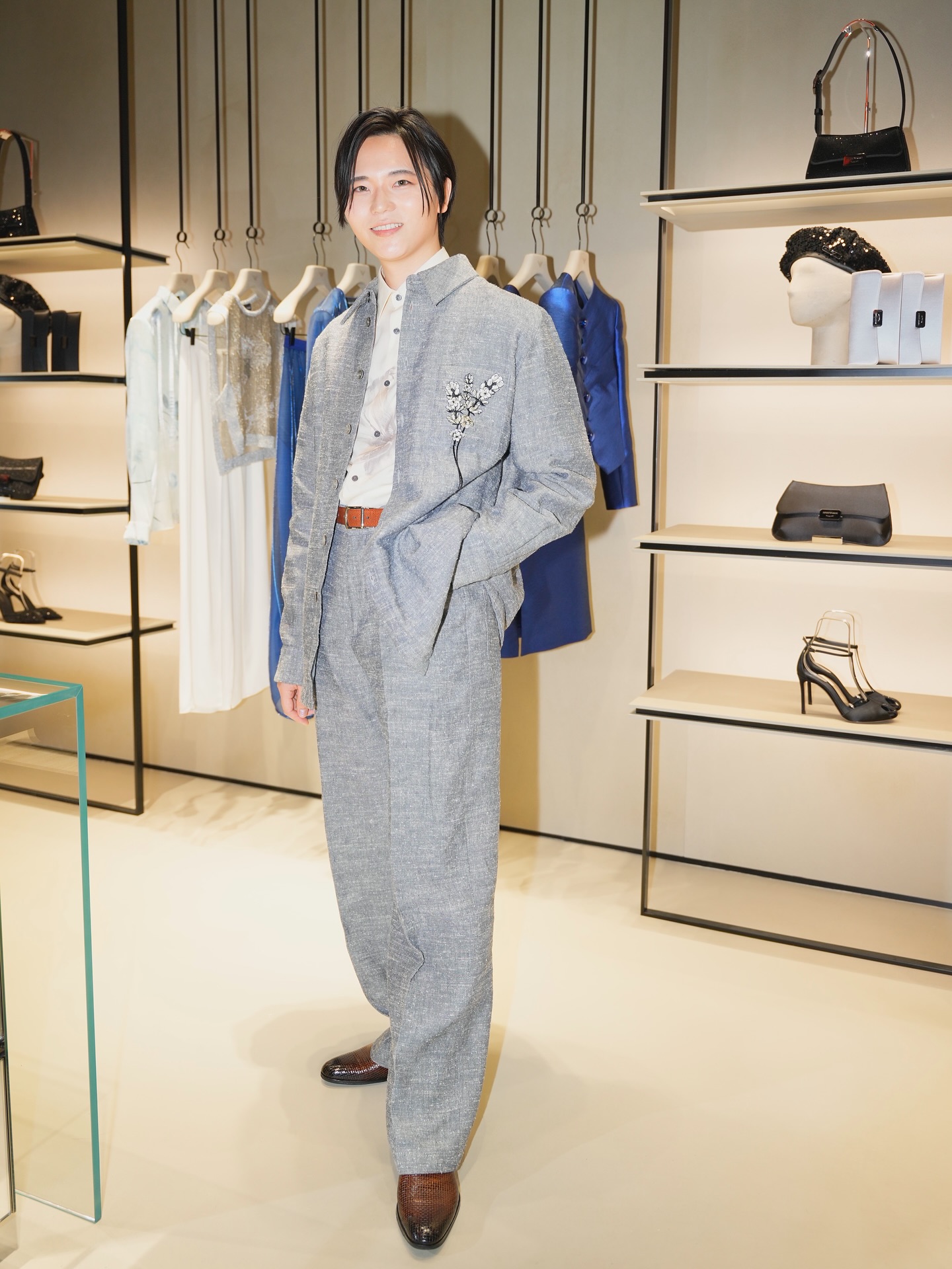 本日6/14(土)、銀座にEMPORIO ARMANIの旗艦店がオープン。ミラノ・マンゾーニ通りのブティックを感じさせる店内は不思議と日本的な印象もあり、スーツなどの仕立てで培われた伝統の中に新しい挑戦を織り込ませるアルマーニのクリエイションと重なりました。
そんなクリエイションに応えるべく、ツイードのように起毛したジーンズ素材を使ったセットアップを着用してオープニングとガラディナーに参加しました。肩から足先まで一貫性のあるシルエットが重要なセットアップにラフな素材を取り入れても破綻しないのは、シルエットを作る仕立ての良さがあってのこと。伝統あっての挑戦、というイノベーションの本質を体現したようなルックでした。
今回は時計以外はノーアクセサリーでまとめました。代わりのワンポイントは胸元のブーケ💐刺繍。ポケットをはみ出して刺繍されています。かわいい!
「スーツじゃないからハンカチーフの代わりにブーケ…」というエスプリのセンスもさることながら、ポケットと洋服本体に跨って刺繍を入れるのは手が混んでるなぁと感心しました。