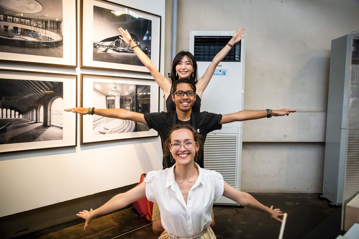 Beyond the lens, our photographers bring the fun! ✨ It's not just about incredible photos; it's about making every #PhotoWalk in #Bangkok an absolute blast. So much laughter and good vibes with this playful crew! 😄
Come for the photos, stay for the fun.
#walktalkphoto #Bangkok #Thailand #HiddenGems #PhotographyTour #AuthenticBangkok #StreetPhotography #DiscoverThailand #TravelPhotography #PhotographerLife #TeamFun #PlayfulExploration #TravelWithLocals #GoodVibesOnly #BangkokAdventures #MakingMemories #CreativeTeam #UrbanExploration