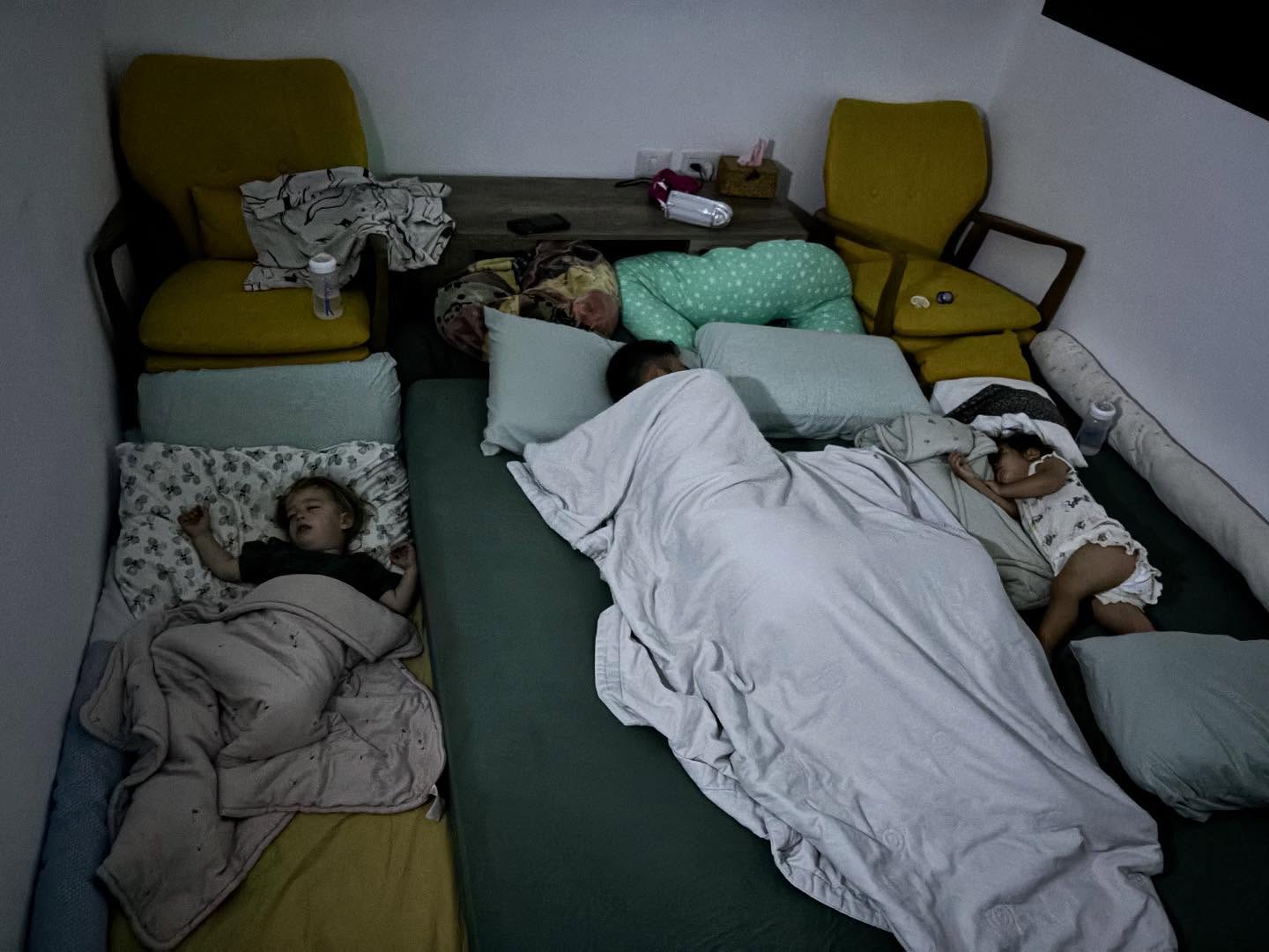 השבועיים של המלחמה עם איראן עברו
ותוך רגע אחד חזרנו לשגרת החיים הרגילה שלנו
הפחד
הצלצול המחריד של התראת פיקוד העורף
הבומים החזקים
צריכת החדשות המופרזת
ומושגים כמו צנטריפוגות ופורדו שהיינו בקיאים בהם
מי שישמע אנחנו חוקרי אטום
נעלמו מעולם התוכן שלנו
וגם הלינה המשותפת בממ״ד נעלמה
וכל בני הבית חזרו לישון במיטותיהם.
ומכל הדברים - הלילות בממ״ד
היה בהן באמת משהו מיוחד
במיטה אחת לא כל כך גדולה
רגל קטנה פוגשת גב
כף יד מונחת על פנים
סימפוניית נשימות
ובבוקר התעוררות אנרגטית
רק מצד הילדים
היה בזה קסם
וקצת קשה לי לחזור מזה לשגרה
מאז מידי לילה אני מעמיס ילד או ילדה למיטת ההורים
בתירוץ שהם צריכים את זה
אבל למעשה הפעם אני צריך את זה יותר
יש משהו בלינה המשותפת
שהוא לרגעים בלתי נסבל
ולרגעים מתוק ומרגש.
ומה נותר לנו בתקופה המופרעת
שאנחנו חיים בה
רק לומר תודה
תודה שהם ישנים איתנו יחד
תודה שהם איתנו
תודה שאנחנו שלהם
ומספיק עם המלחמות