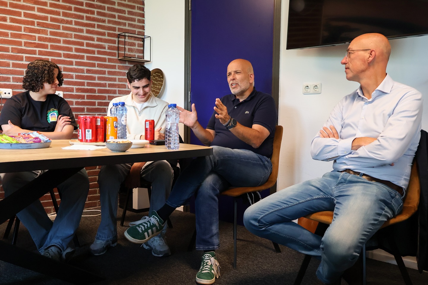 Vorige week kregen we bijzonder bezoek bij Stichting Boukie: Dorkas Koenen (Chief Marketing Officer van @rabobank Nederland), Ronald van Raaij, Els Haringsma, Timo Burgers en Chantal Bakker kwamen langs om met eigen ogen te zien wat er bij ons allemaal gebeurt! 🙌
Tijdens de rondleiding namen we hen mee door de verschillende ruimtes van Stichting Boukie en vertelden we over hoe de stichting is ontstaan, waar we nu staan en wat we de afgelopen jaren samen met jongeren hebben opgebouwd. Ook gingen we het eerlijke gesprek aan: over de obstakels die we tegenkomen en de kansen die we nog willen benutten 💬
Het absolute hoogtepunt? Een inspirerend gesprek tussen de Rabobank en onze jongeren, waarin zij openhartig vertelden over hun dromen, struggles en wensen voor de toekomst. Een waardevolle uitwisseling die vele jongeren ook enthousiast maakte over de Rabobank!
We willen Dorkas, Ronald, Els, Timo en Chantal enorm bedanken voor hun oprechte interesse en warme betrokkenheid. Samen blijven we bouwen aan een plek waar jongeren zich gezien, gehoord en gesteund voelen ❤️
#StichtingBoukie #Gorinchem #Rabobank #Jongeren #betrokkenheid #Haarwijk #Buurthuis