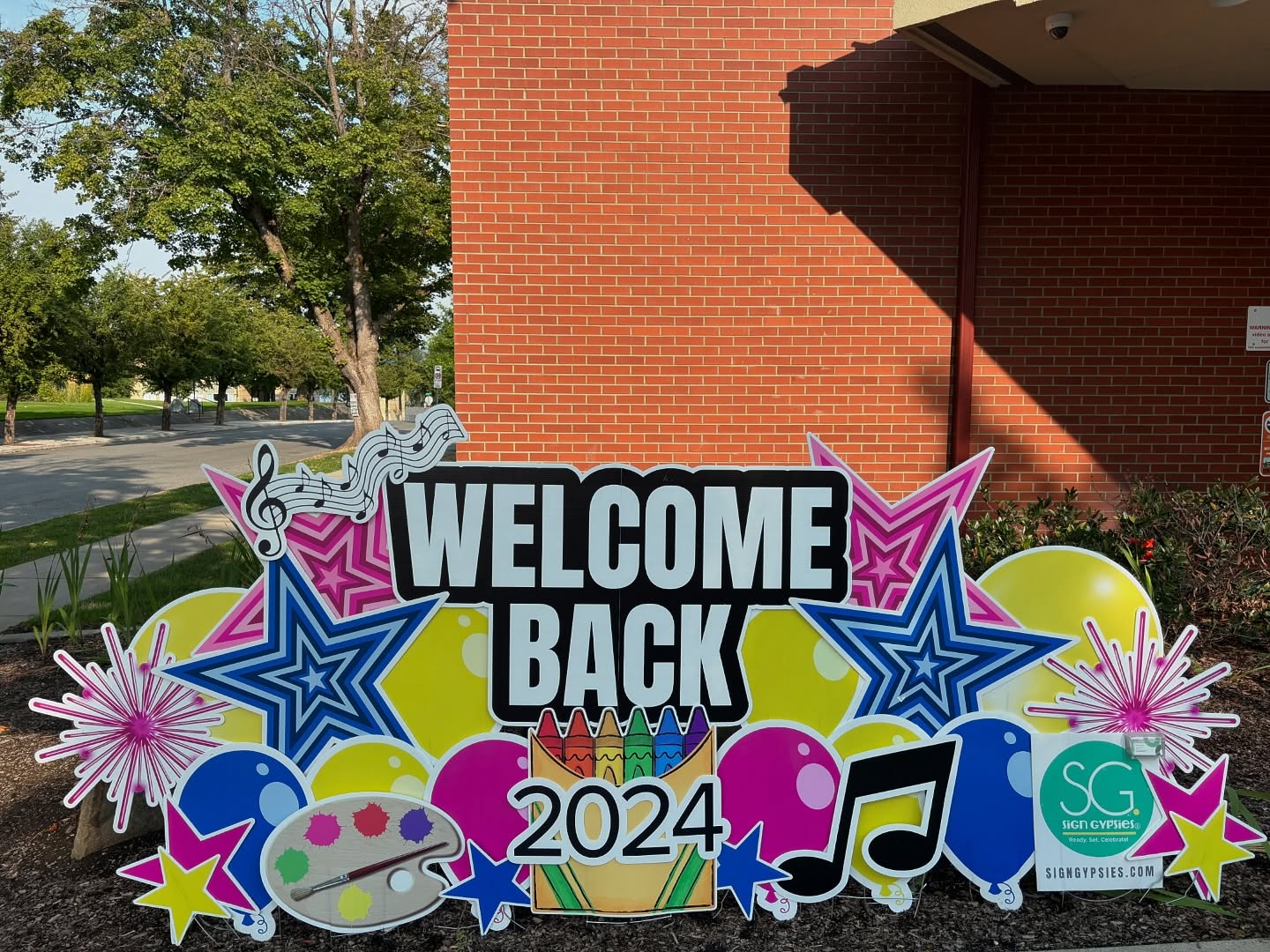 Only 3 days left in our Back to School Sale! Book your September B2S sign by June 15th and get $15 off. 🚌✏️
Don’t let the chaos of summer get in the way of an awesome greeting this fall! Believe, you’ll forget. 😉