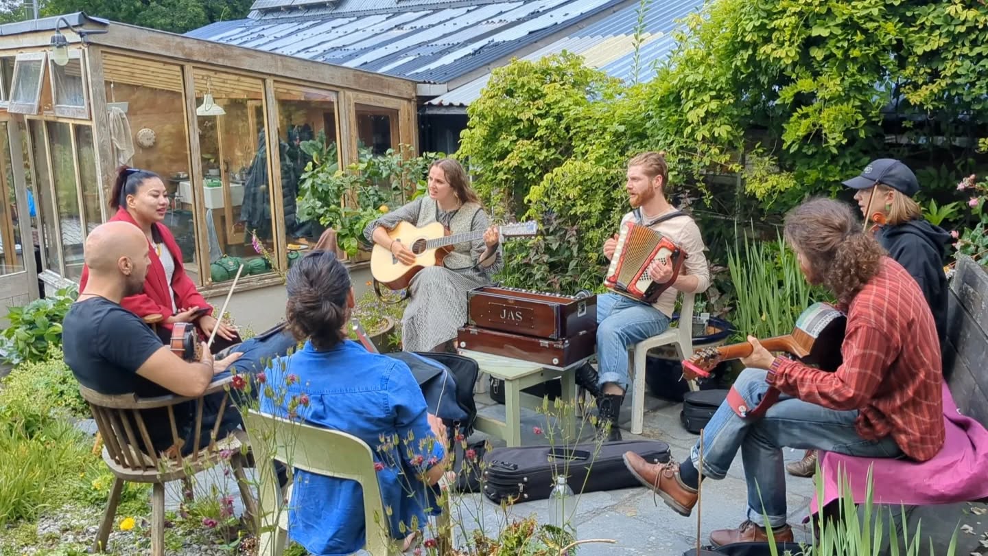In the sun...
@marimathiasmusic_ @lofijones @worldwidewelshman @seyie_chuzho @badgerbrownsong @oliverkynaston
@pantryfields @carningli_nights_out