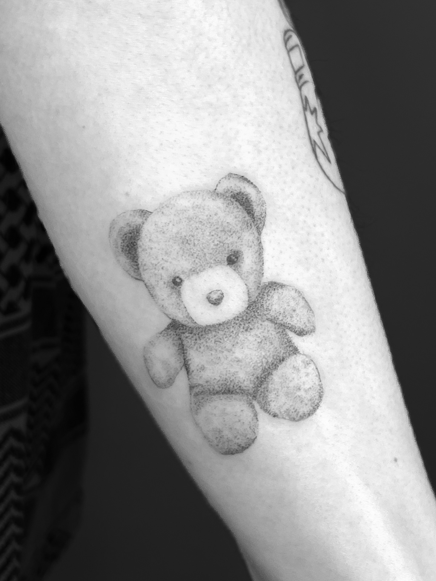 kleiner bär
merci jennifer
#teddytattoo
#gefühlsarchiv
#plüschtierliebe
#zartetinte
#sanftgeblieben
#tragichfürimmer
#handpoke
#handpoketattoo
#handpokeonly
#finelinetattoo
#dotwork
#minimalink
#slowtattooing
#weimartattoo
#erfurttattoo
#jenatattoo
#stuttgarttattoo