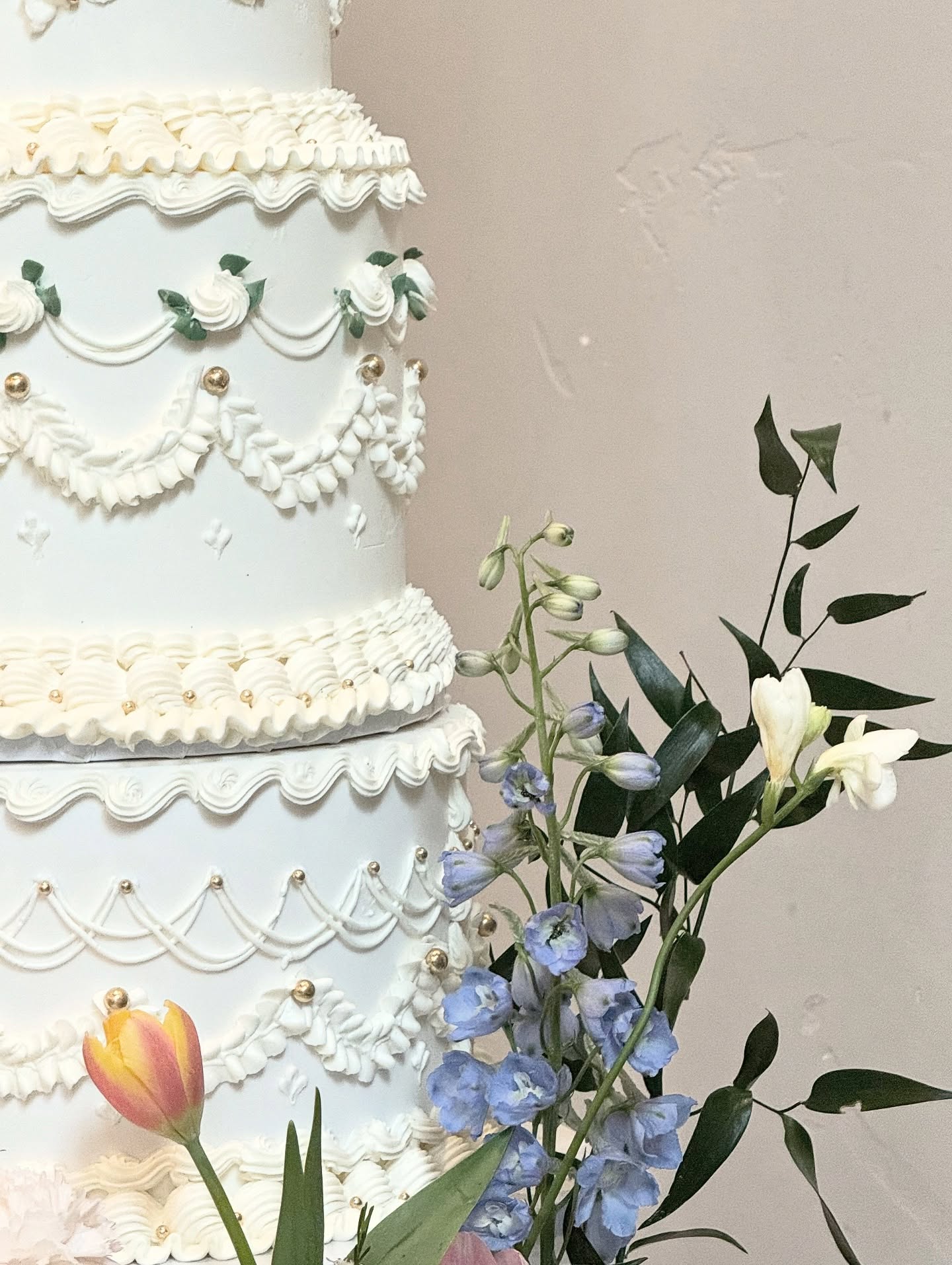 ✨Details✨
.
.
Carlos 🤍 Ana 04262025
Photography 📸 @plnphotography
#sugardreamsodeza #buttercreamcakedesign #weddingcakes #pipingskills #buttercreampiping #lambethcake #vintagecakes #moderncake #weddingcakedesign #localcakeartist #modestocakes