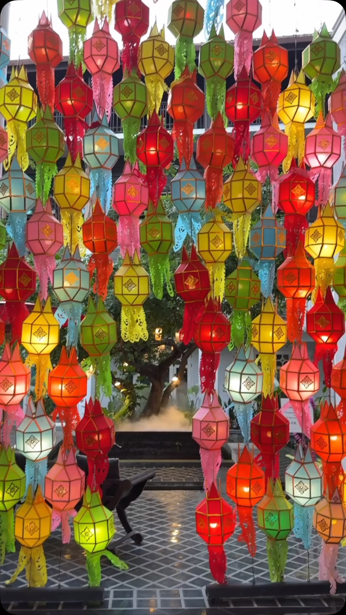 First moments in Chiang Mai — a city of temples, vibrant colors, and peaceful spaces that already feel inspiring. Grateful to begin this journey.
#chiangmaimagic #templeviews #thailandtravel #chiangmai #homeforthesummer #myrooftopstories